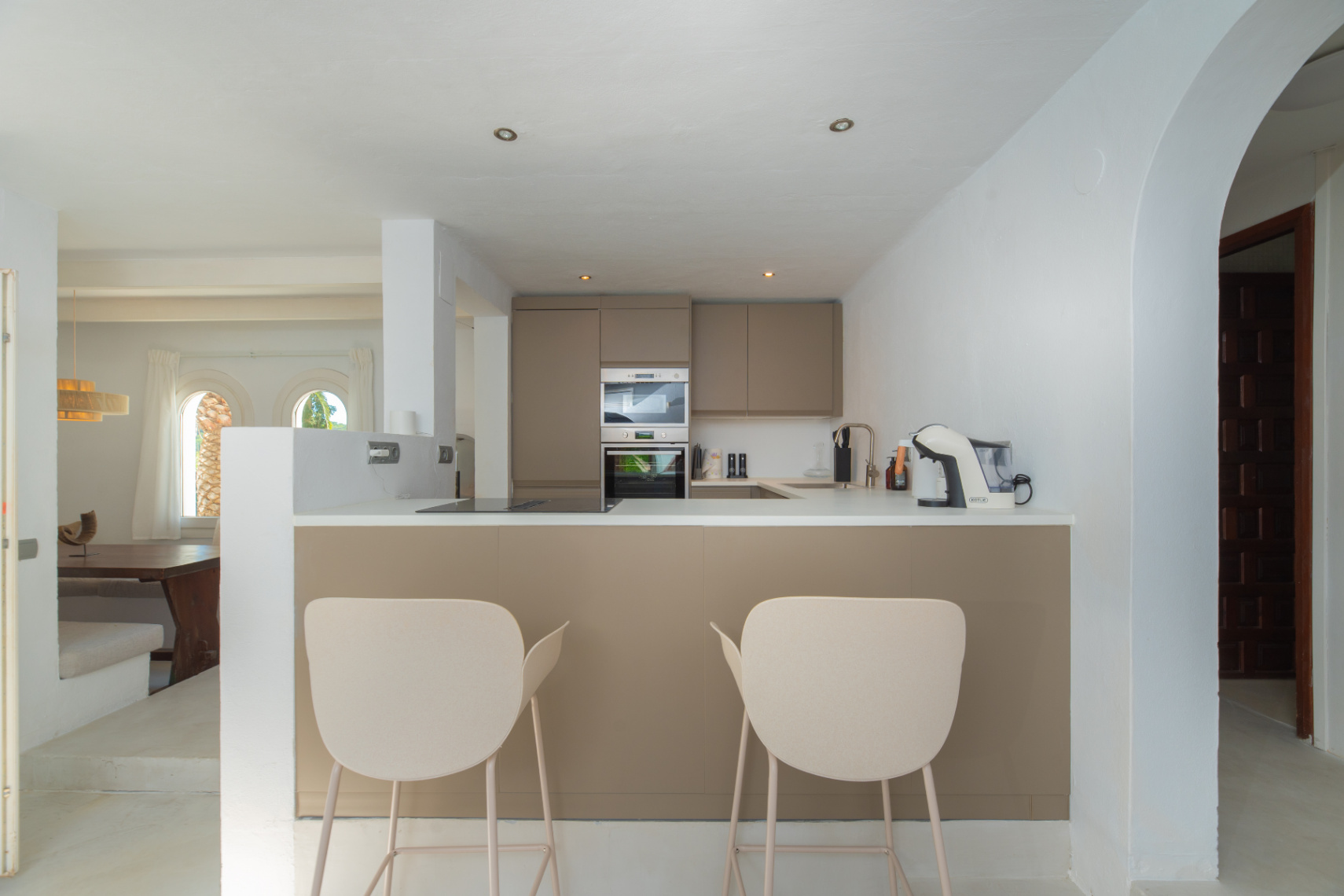 Exclusiva Villa Mediterránea con Vistas al Mar en la Costa Sur de Ibiza