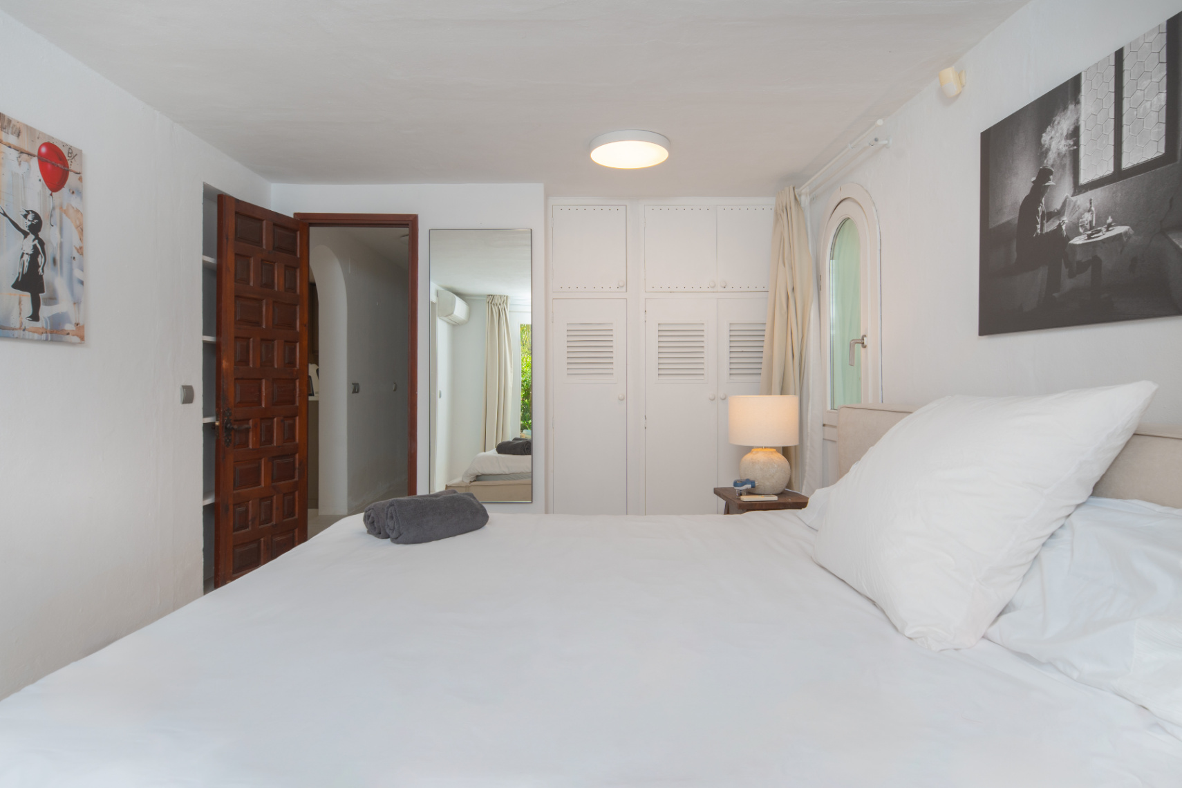 Exclusiva Villa Mediterránea con Vistas al Mar en la Costa Sur de Ibiza