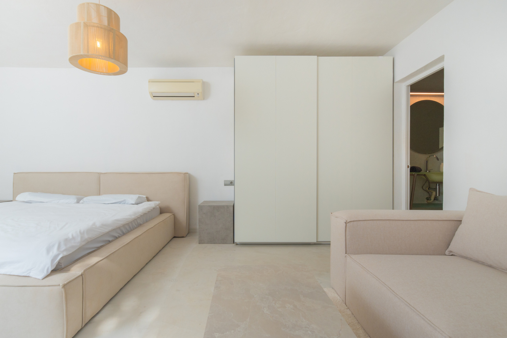 Exclusiva Villa Mediterránea con Vistas al Mar en la Costa Sur de Ibiza