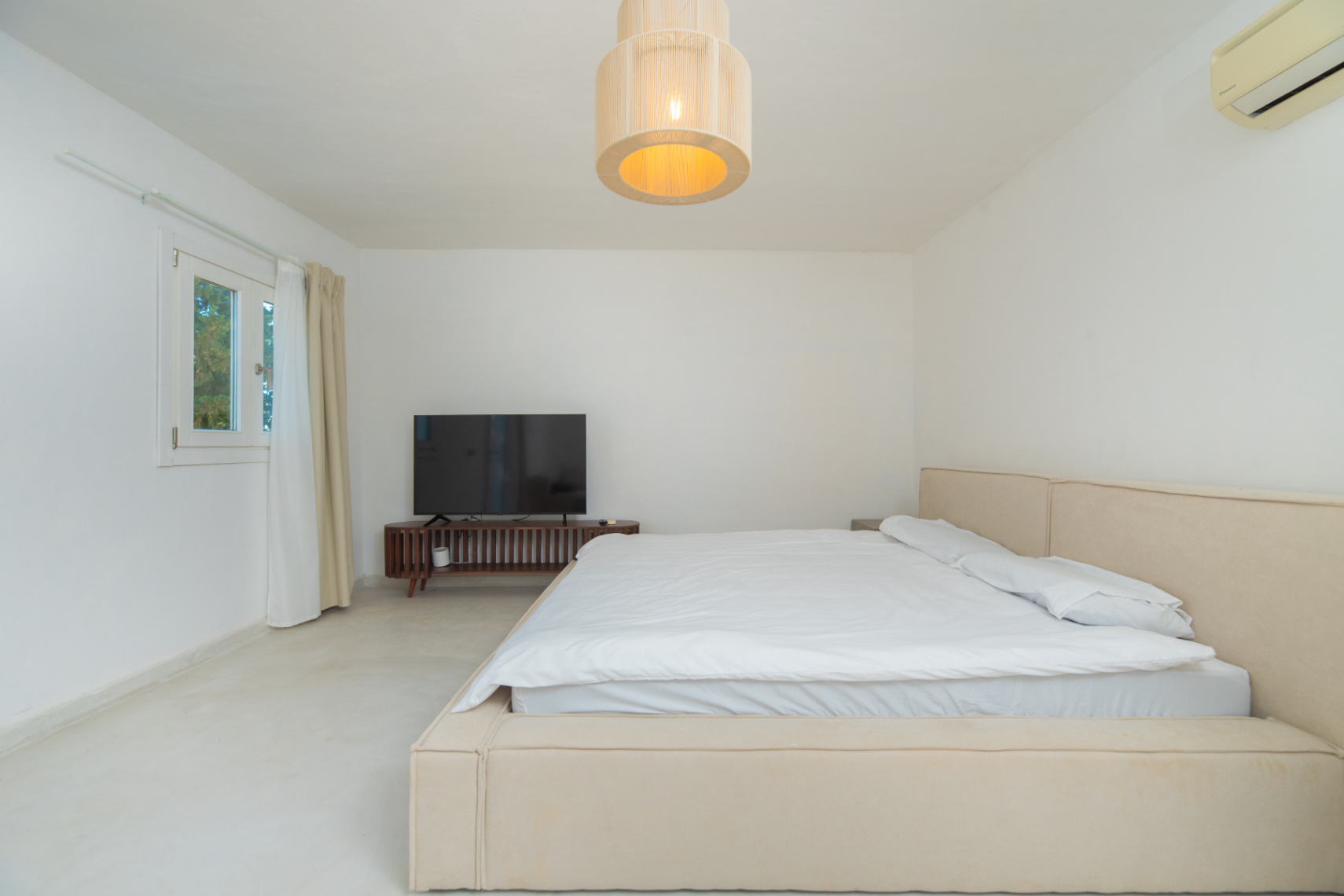 Exclusiva Villa Mediterránea con Vistas al Mar en la Costa Sur de Ibiza