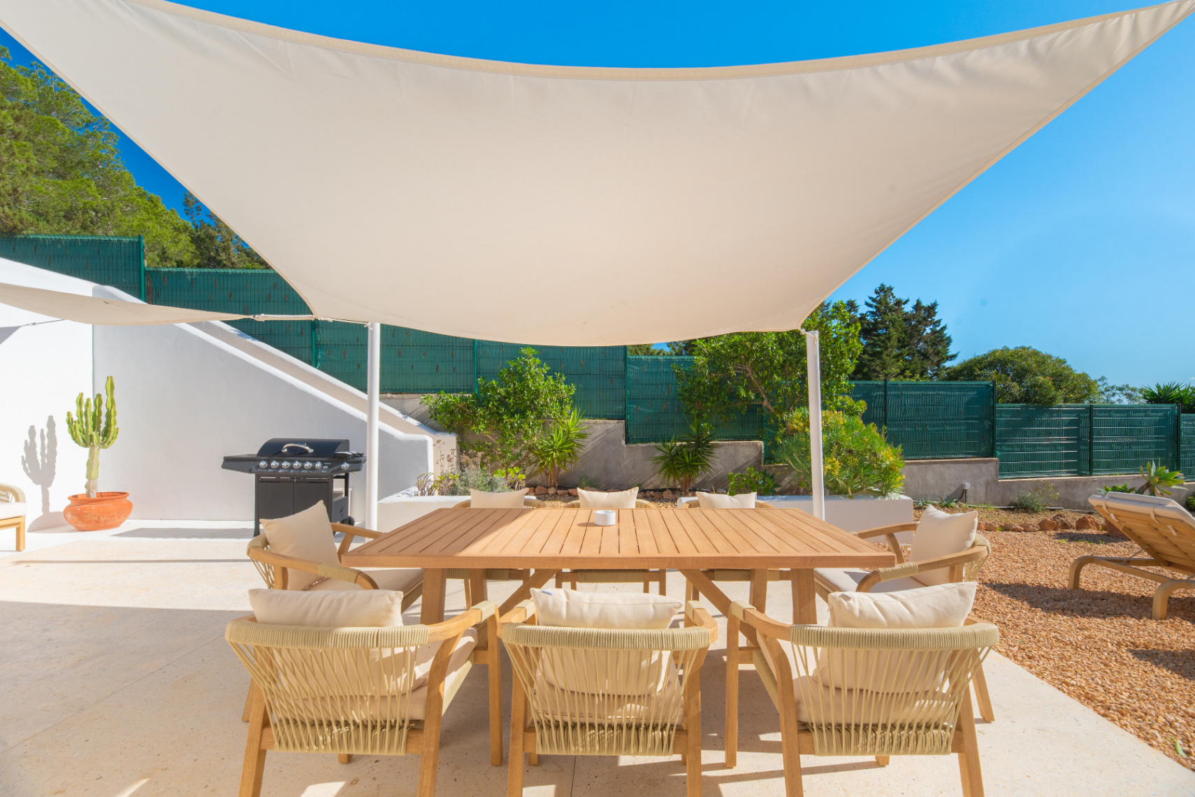Exclusiva Villa Mediterránea con Vistas al Mar en la Costa Sur de Ibiza