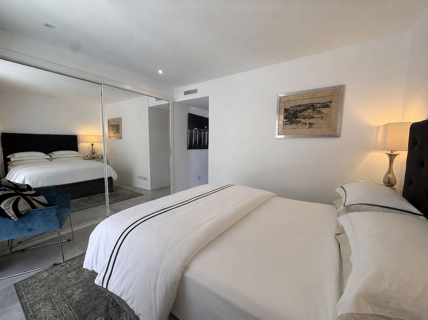 Elegante apartamento en planta baja renovado con terraza privada y jacuzzi en Talamanca