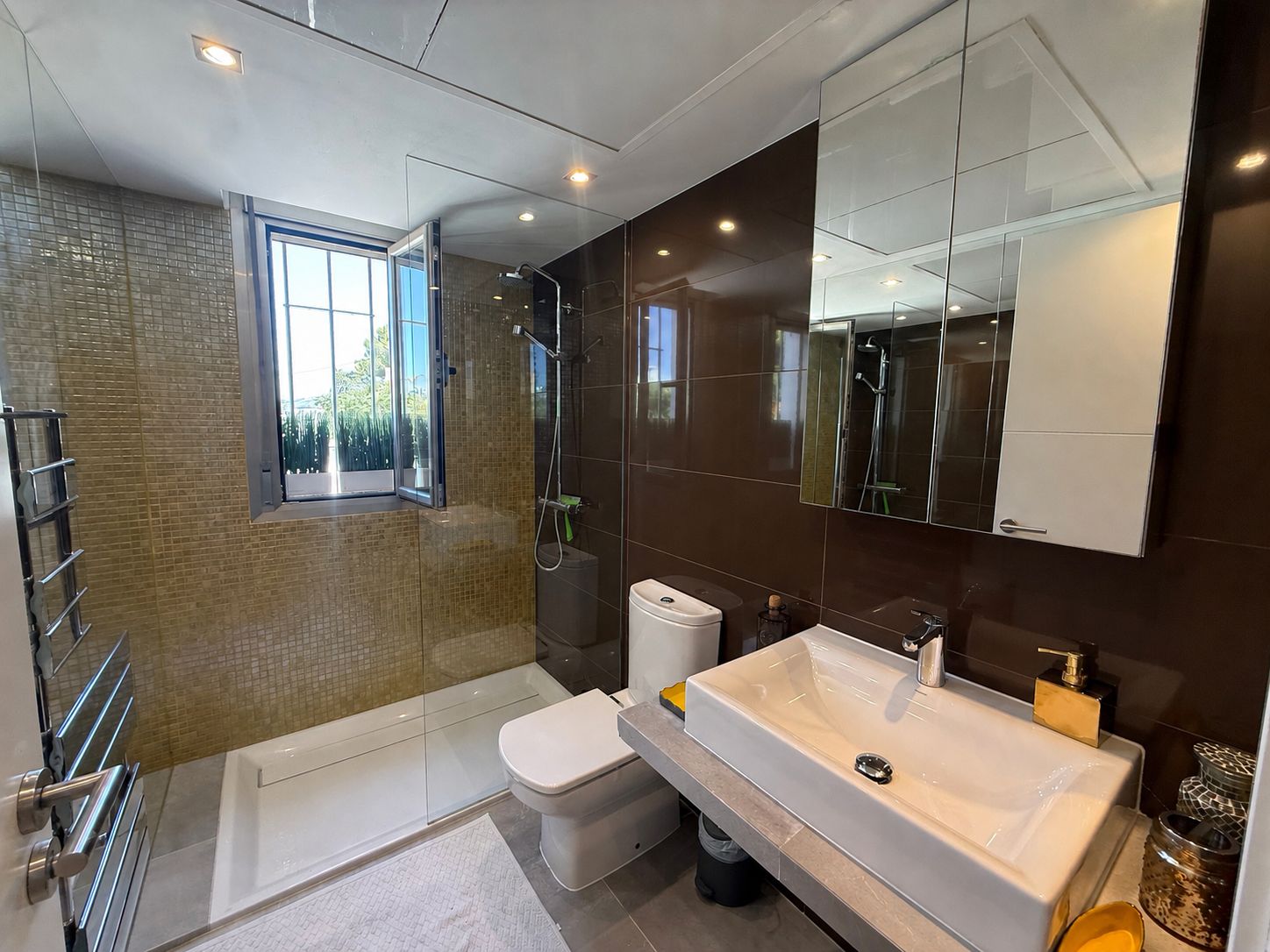 Elegante apartamento en planta baja renovado con terraza privada y jacuzzi en Talamanca