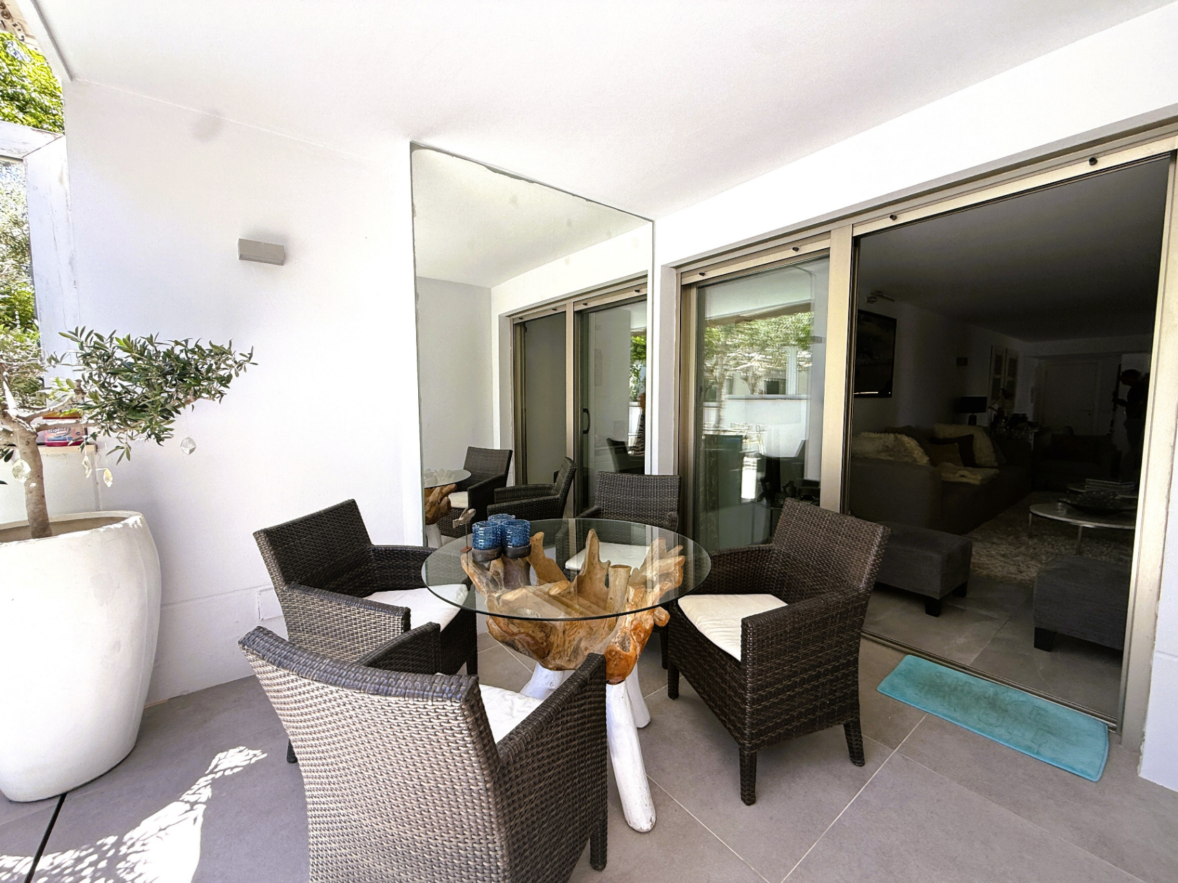 Elegante apartamento en planta baja renovado con terraza privada y jacuzzi en Talamanca