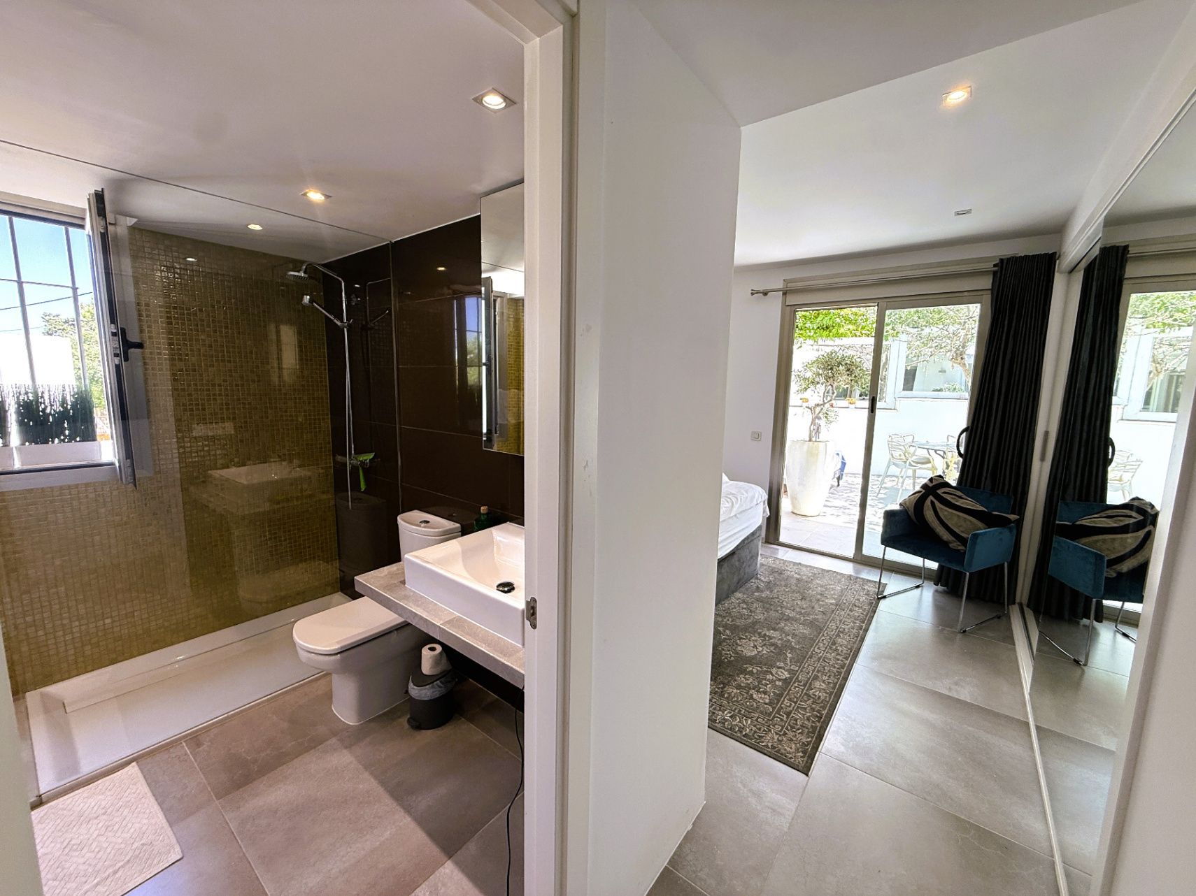 Elegante apartamento en planta baja renovado con terraza privada y jacuzzi en Talamanca