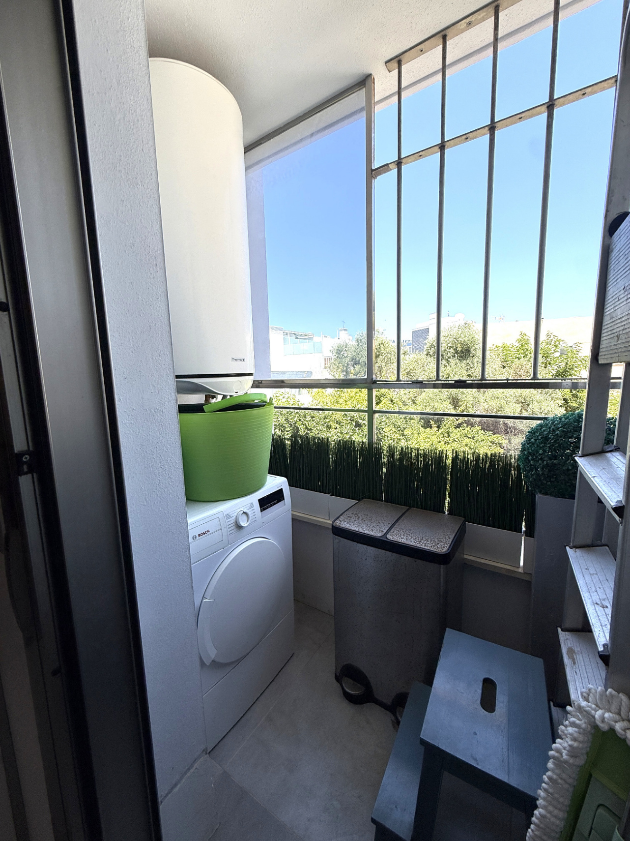 Elegante apartamento en planta baja renovado con terraza privada y jacuzzi en Talamanca