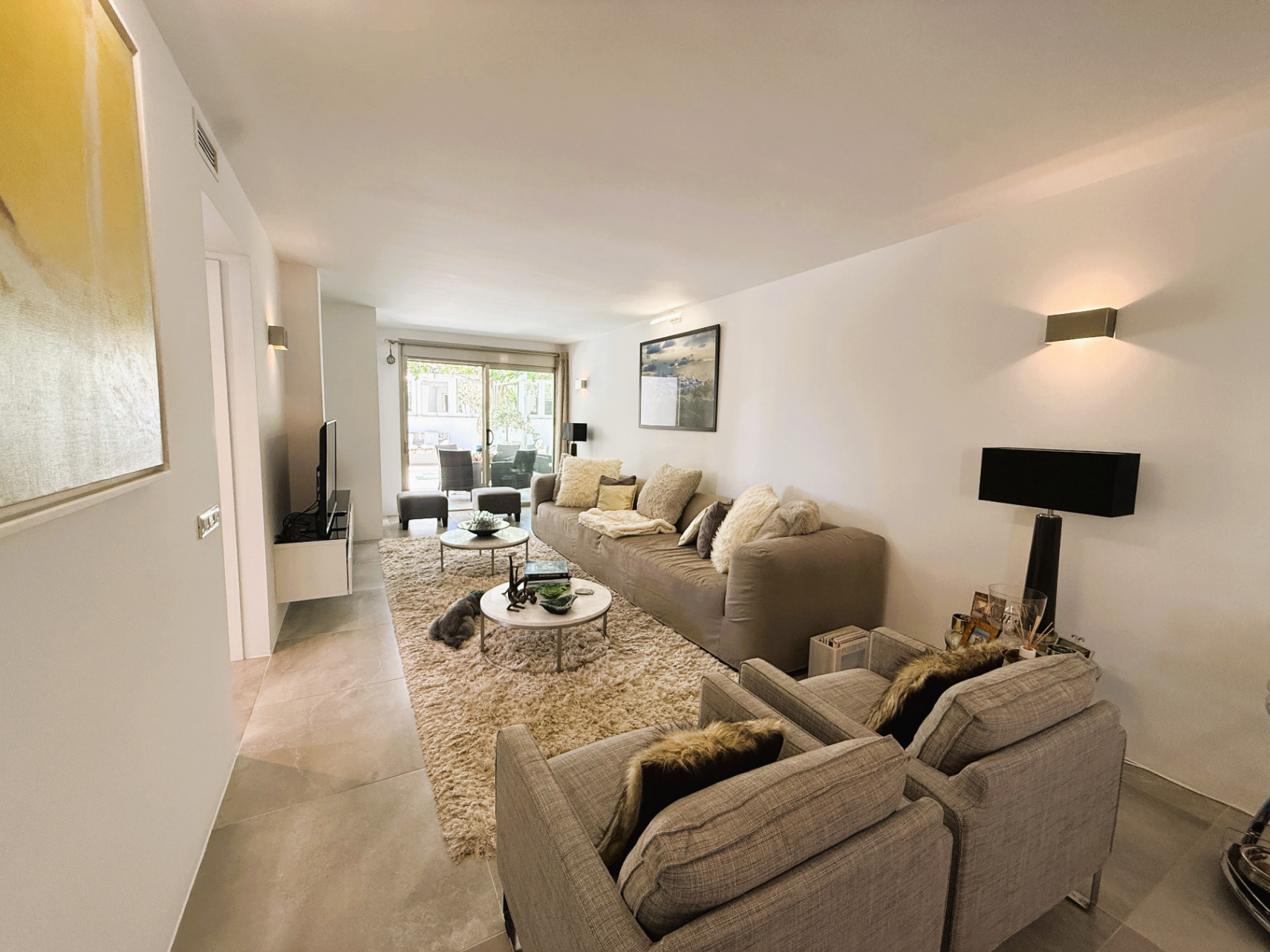 Elegante apartamento en planta baja renovado con terraza privada y jacuzzi en Talamanca