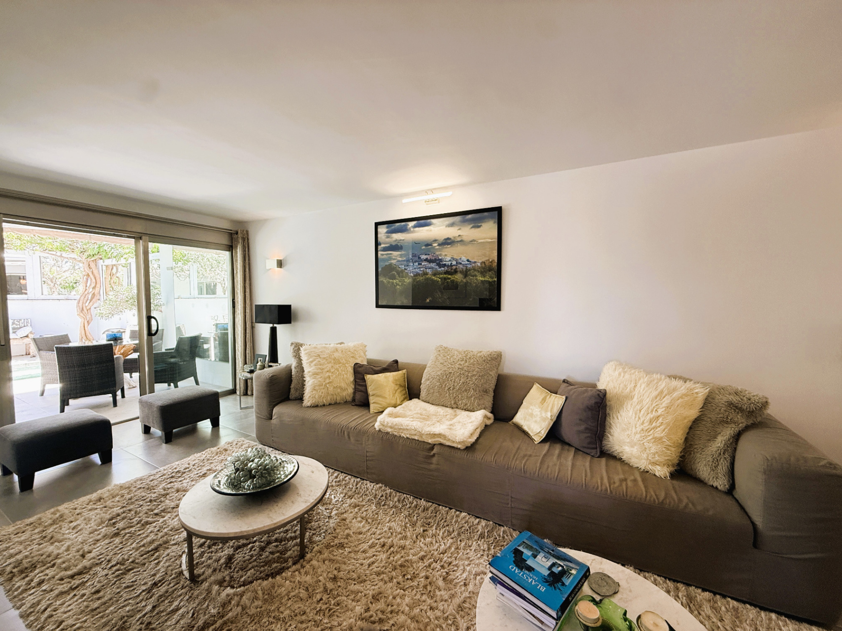 Elegante apartamento en planta baja renovado con terraza privada y jacuzzi en Talamanca