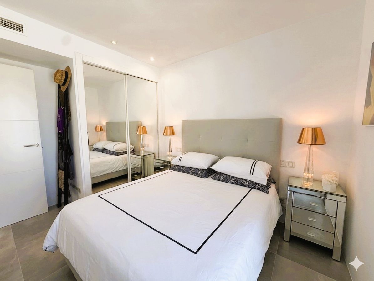 Elegante apartamento en planta baja renovado con terraza privada y jacuzzi en Talamanca