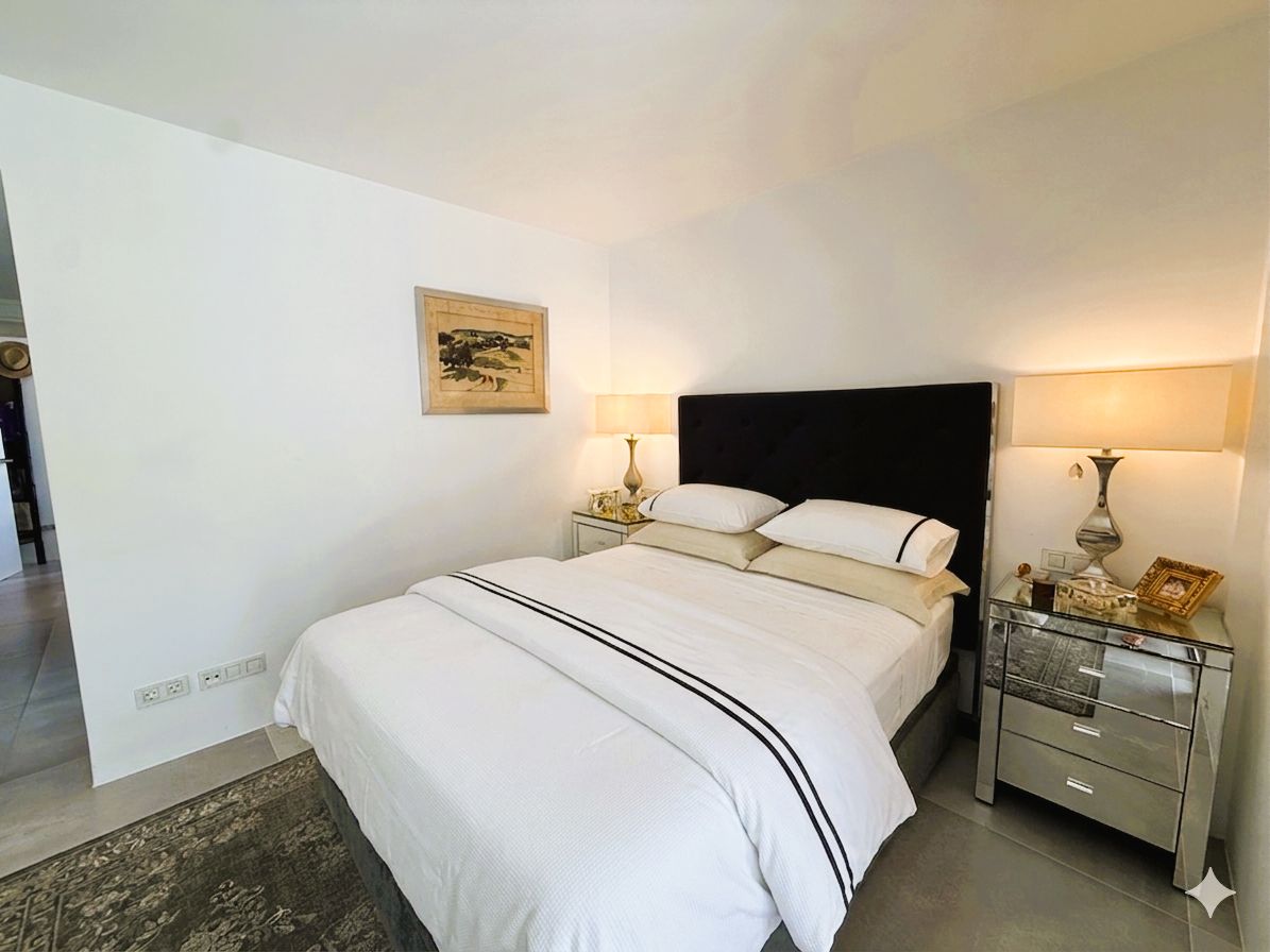 Elegante apartamento en planta baja renovado con terraza privada y jacuzzi en Talamanca