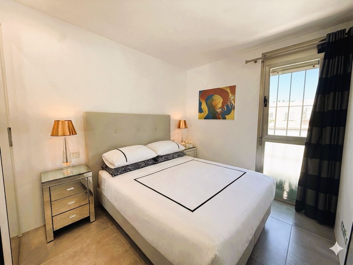 Elegante apartamento en planta baja renovado con terraza privada y jacuzzi en Talamanca