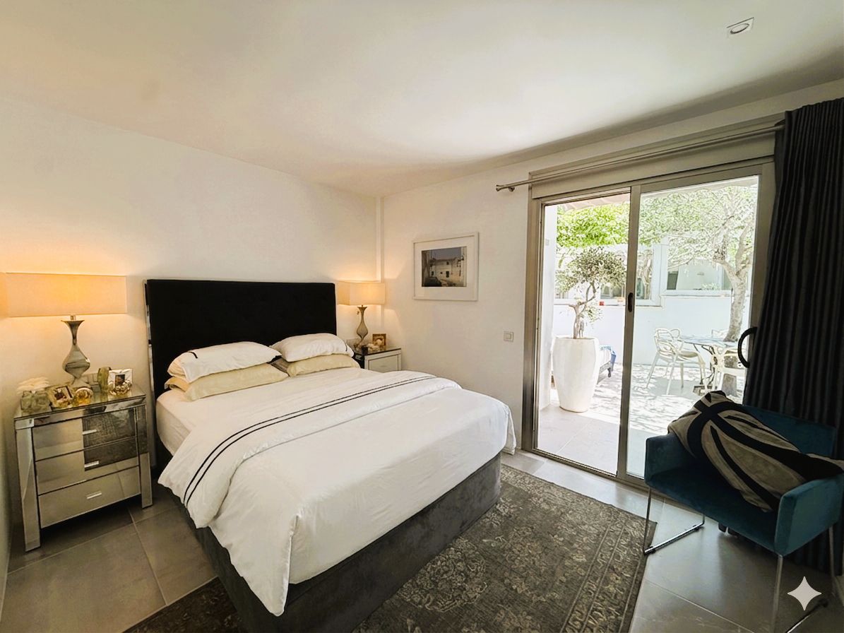 Elegante apartamento en planta baja renovado con terraza privada y jacuzzi en Talamanca