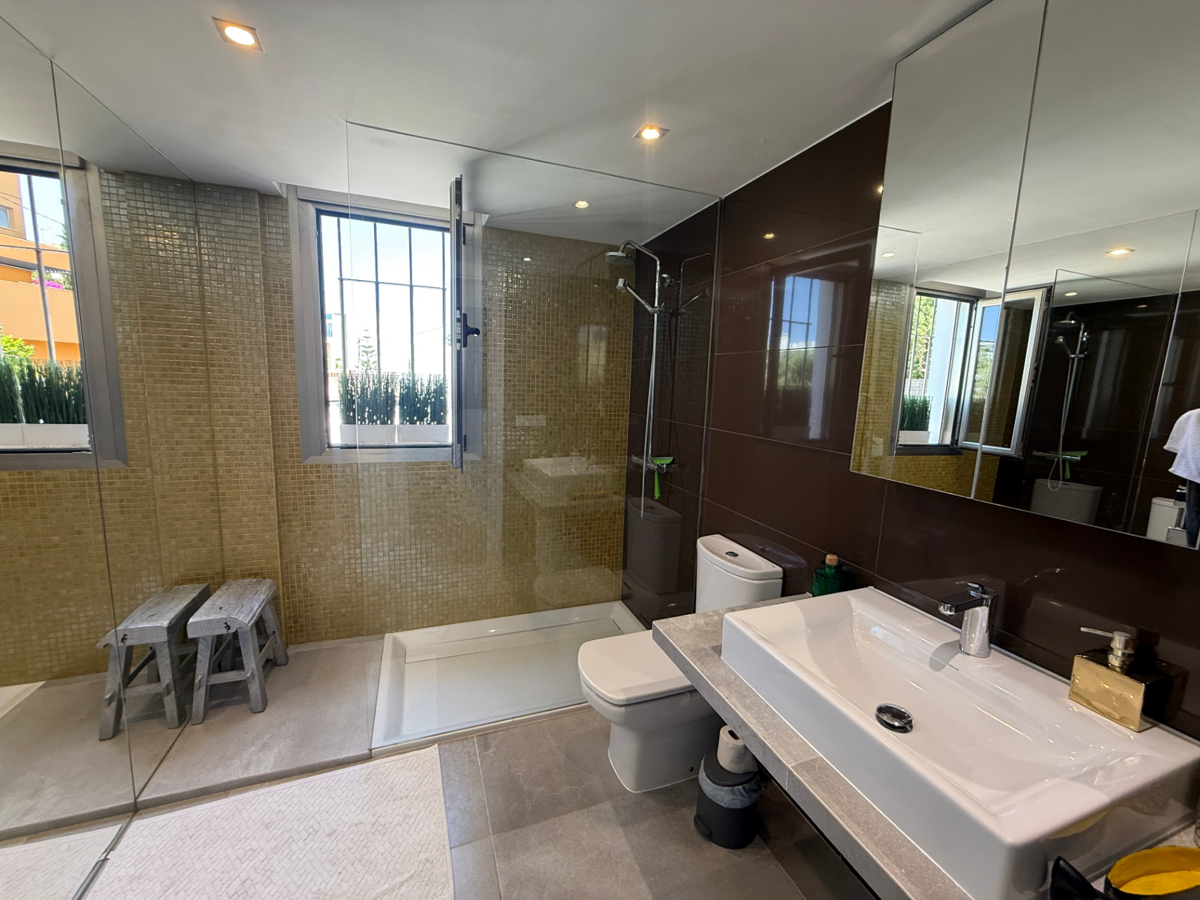 Elegante apartamento en planta baja renovado con terraza privada y jacuzzi en Talamanca