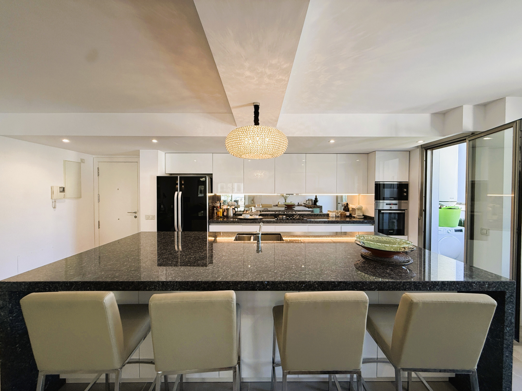 Elegante apartamento en planta baja renovado con terraza privada y jacuzzi en Talamanca