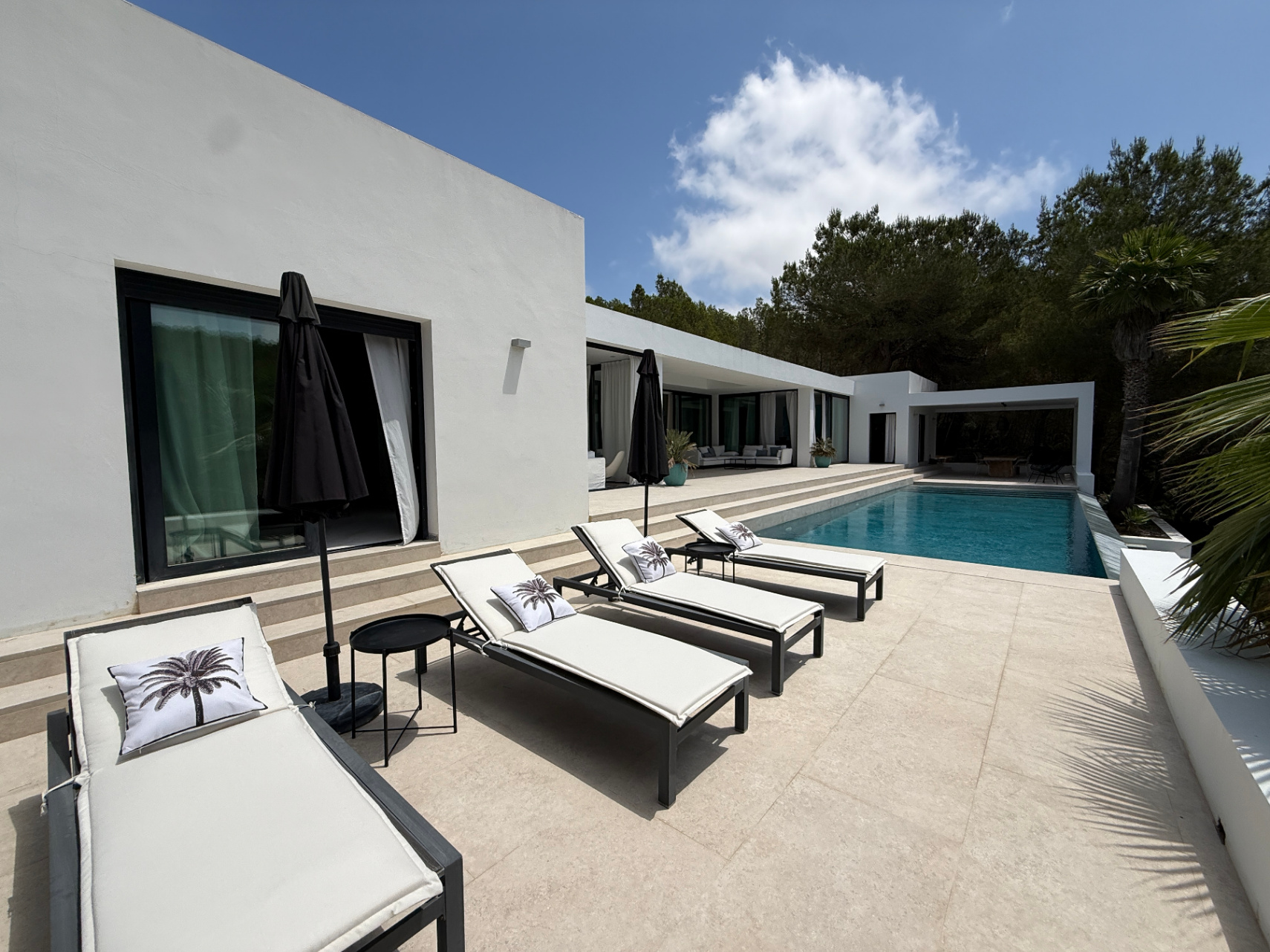 Exclusiva villa con casa principal y dos casitas independientes en el corazón de Ibiza