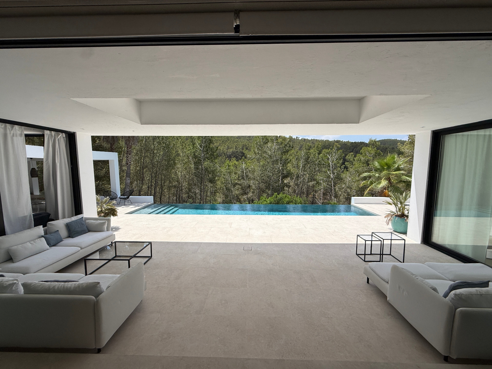 Exclusiva villa con casa principal y dos casitas independientes en el corazón de Ibiza