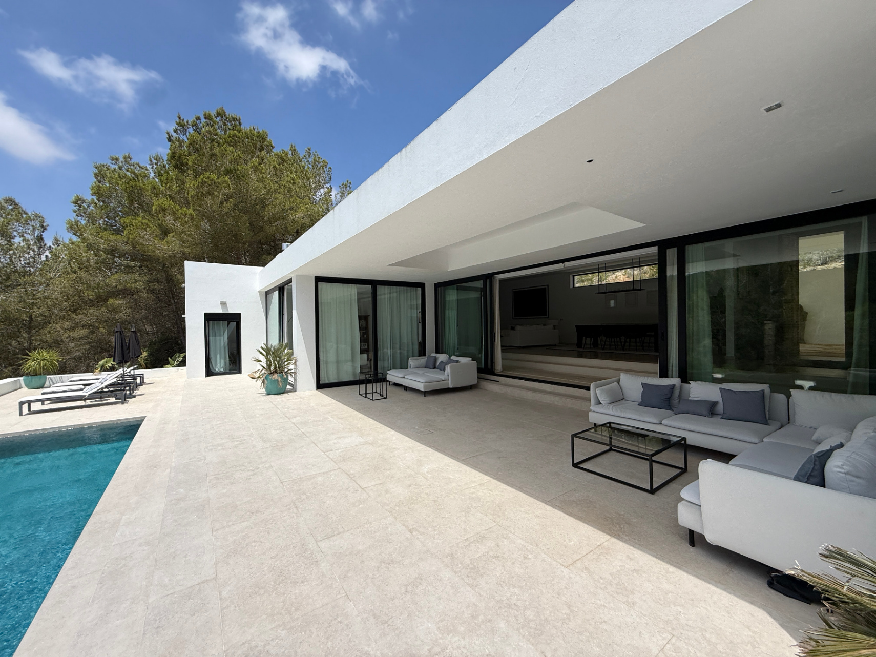 Exclusiva villa con casa principal y dos casitas independientes en el corazón de Ibiza