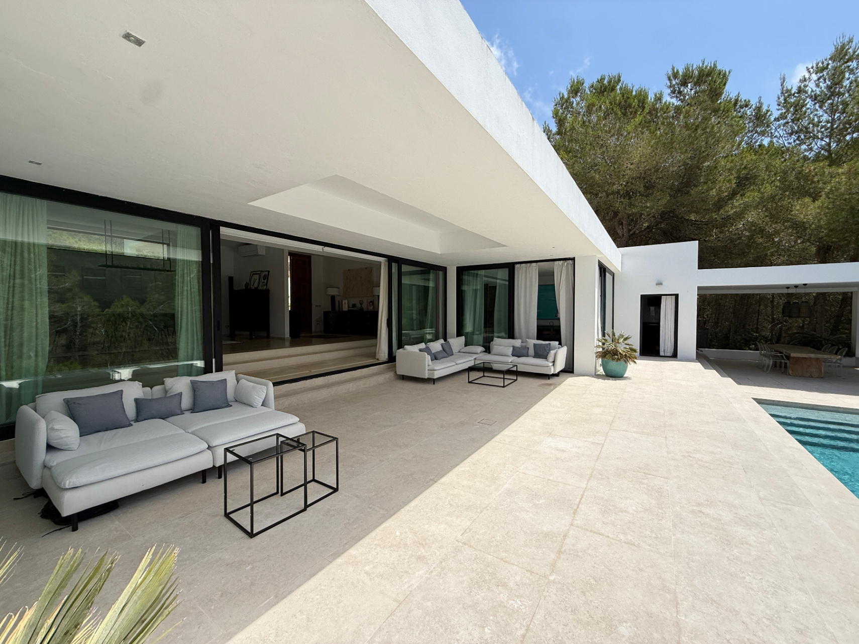 Exclusiva villa con casa principal y dos casitas independientes en el corazón de Ibiza