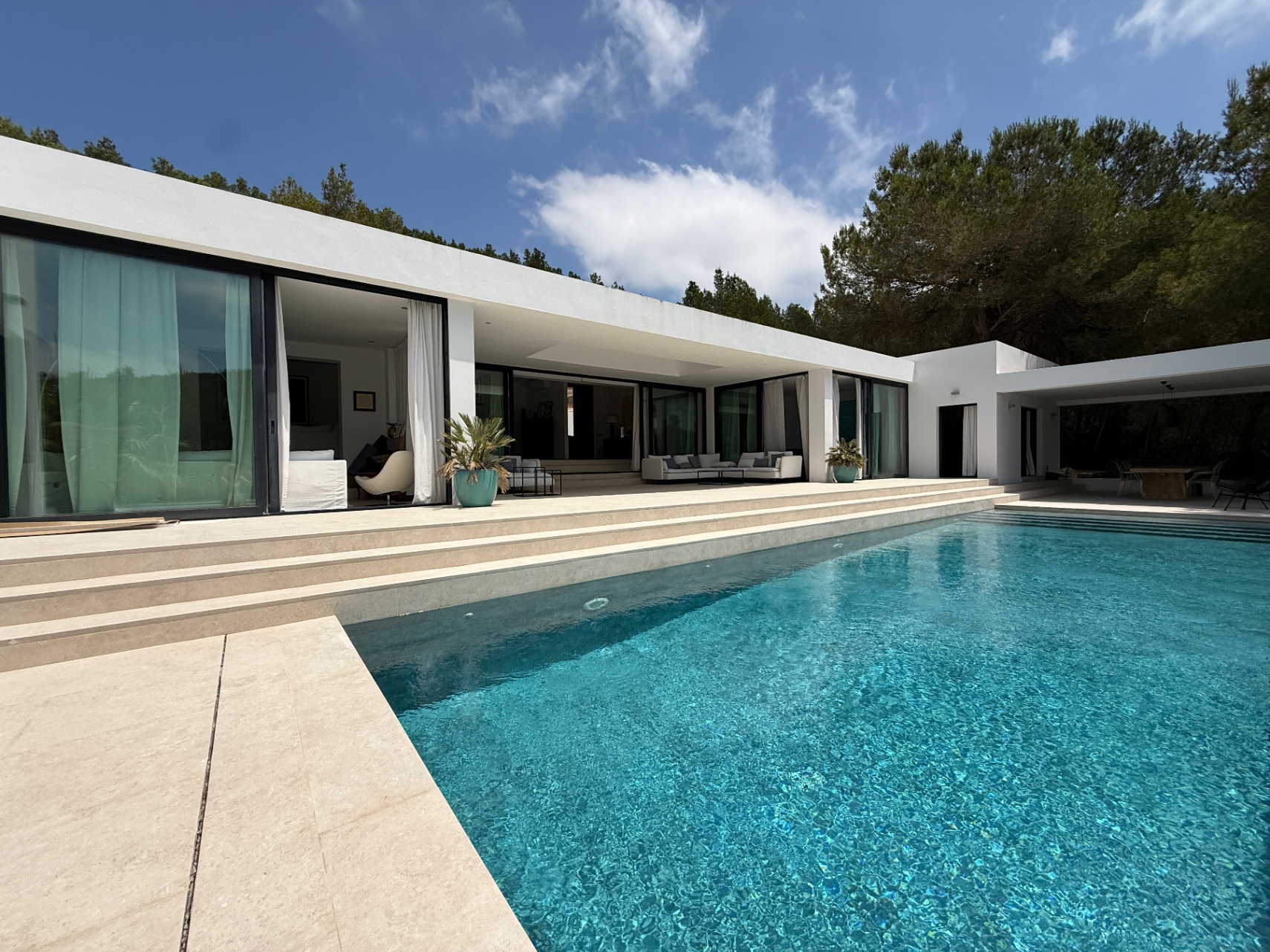Exclusiva villa con casa principal y dos casitas independientes en el corazón de Ibiza