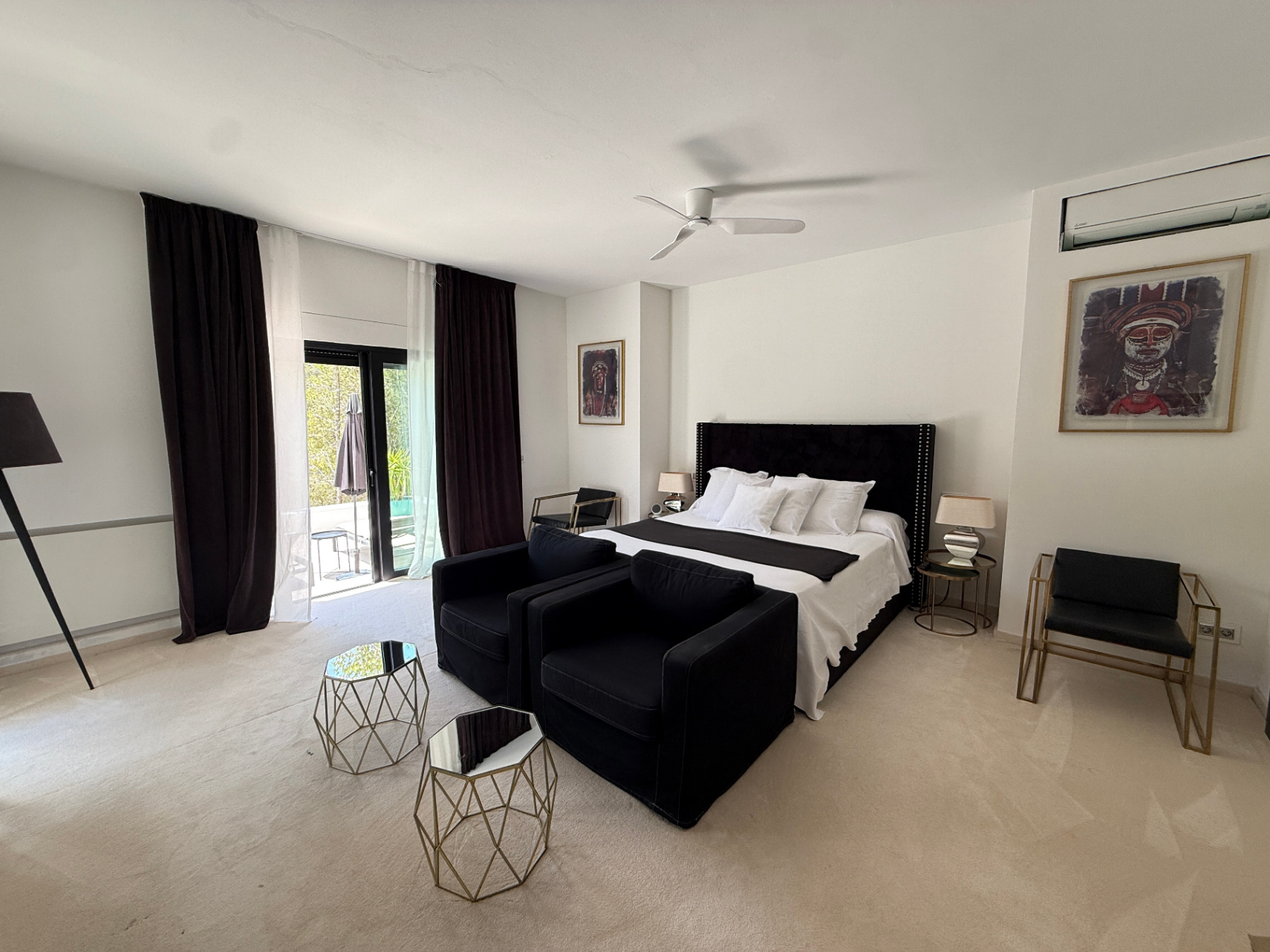 Exclusiva villa con casa principal y dos casitas independientes en el corazón de Ibiza