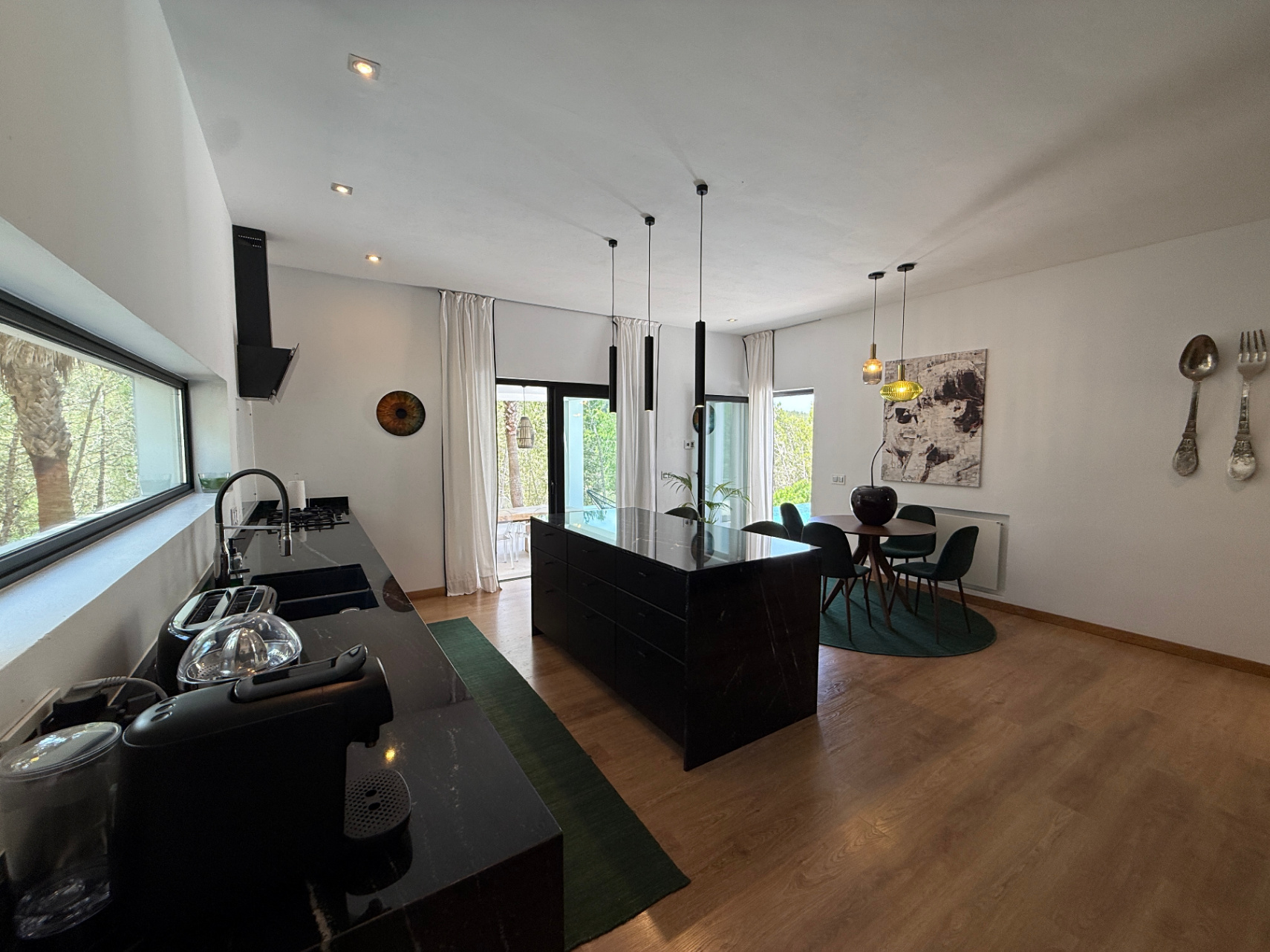 Exclusiva villa con casa principal y dos casitas independientes en el corazón de Ibiza