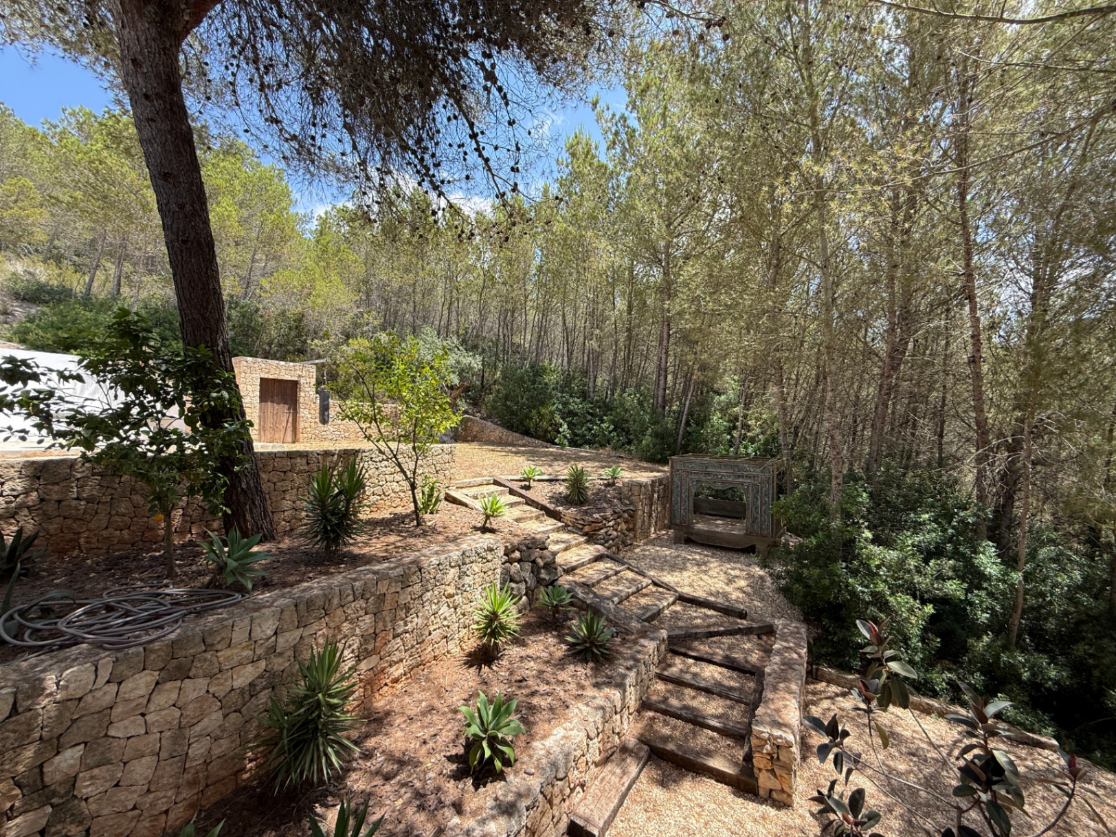 Exclusiva villa con casa principal y dos casitas independientes en el corazón de Ibiza