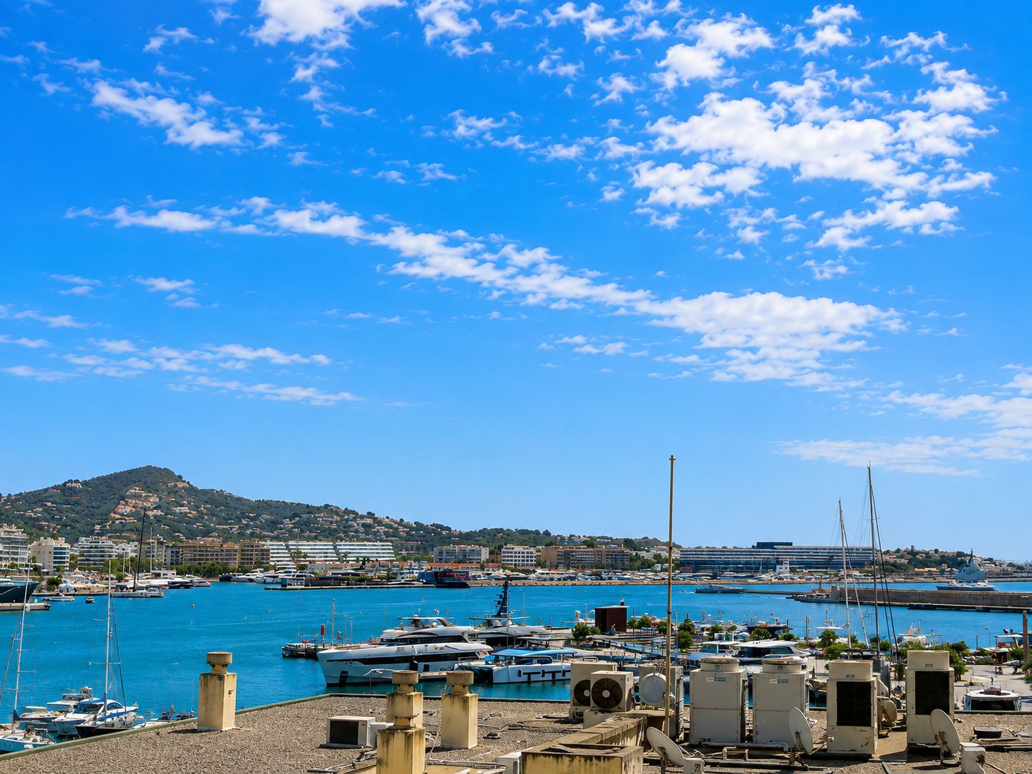 Apartamento con vistas al puerto y Dalt Vila en una ubicación exclusiva de Ibiza