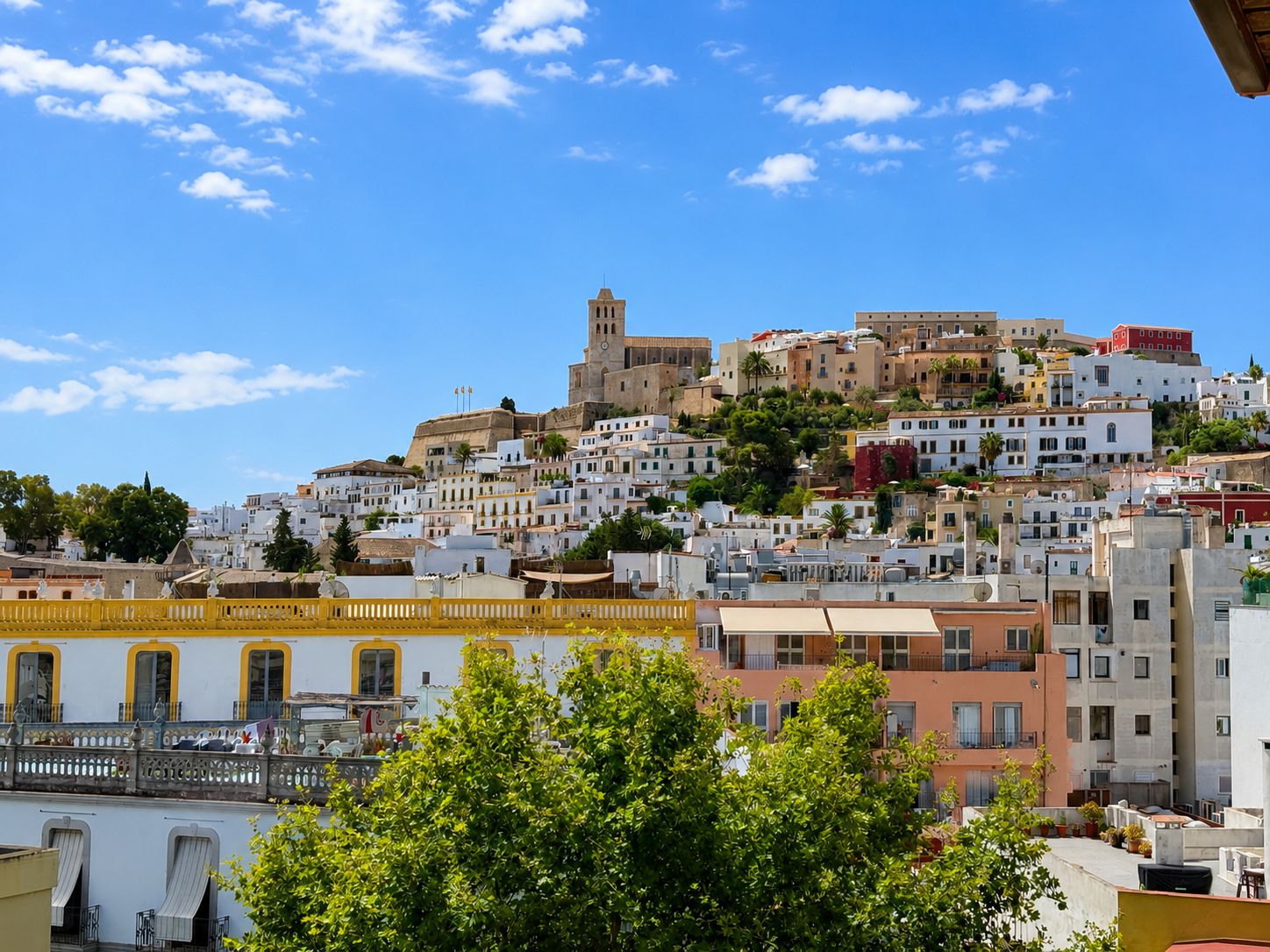 Apartamento con vistas al puerto y Dalt Vila en una ubicación exclusiva de Ibiza