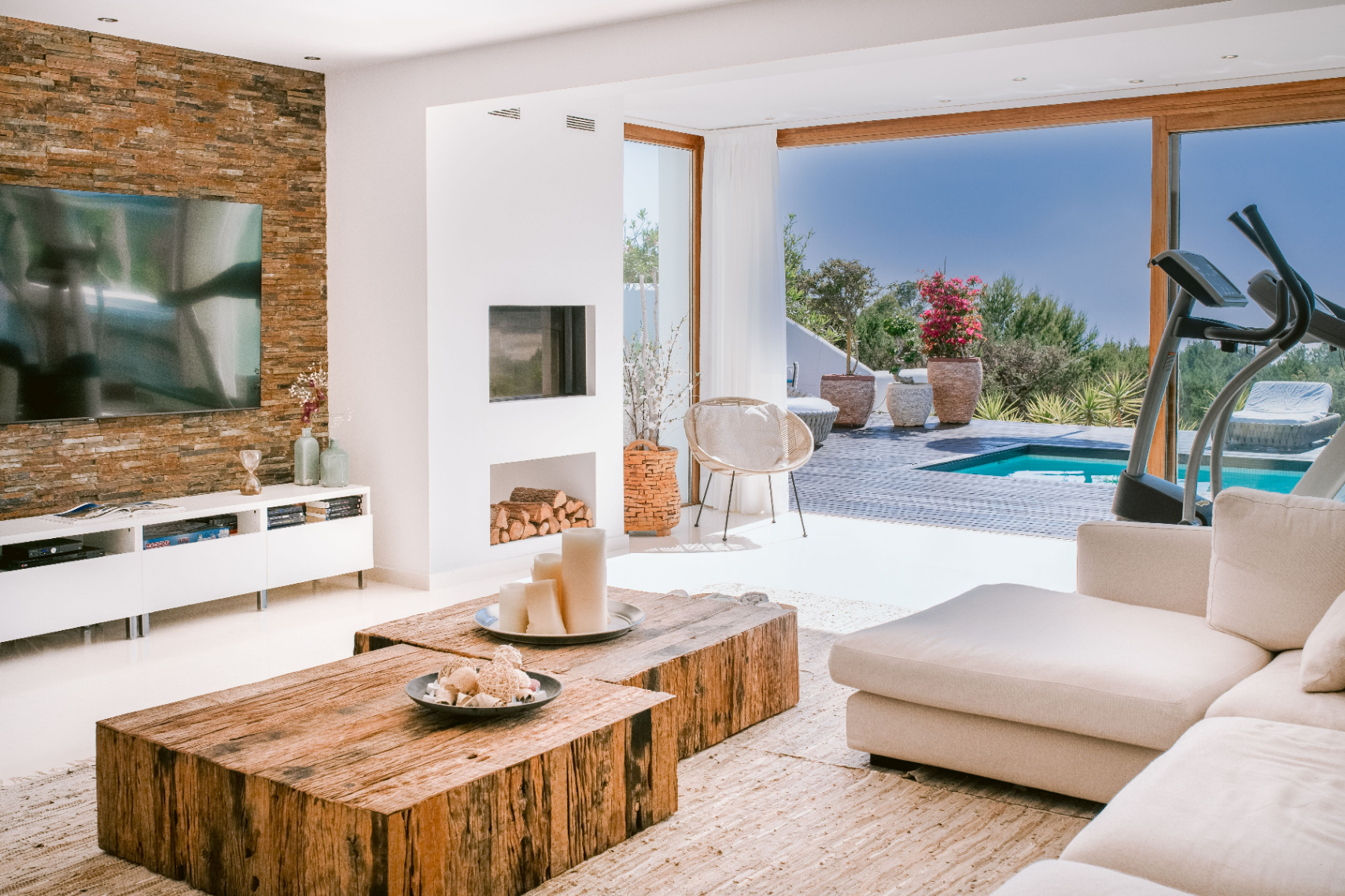 Exclusiva residencia en Cala Carbó con vistas infinitas al mar y un impresionante jardín 