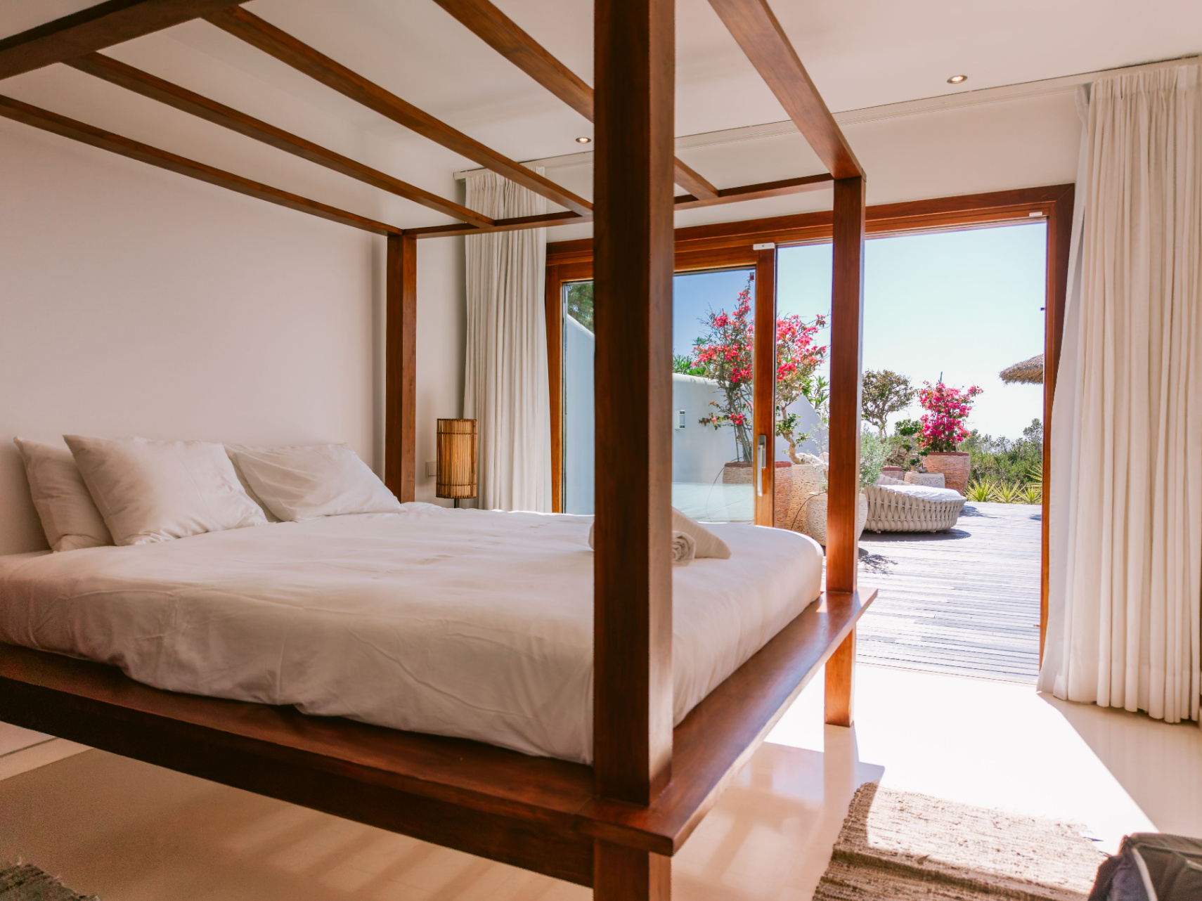Exclusiva residencia en Cala Carbó con vistas infinitas al mar y un impresionante jardín 