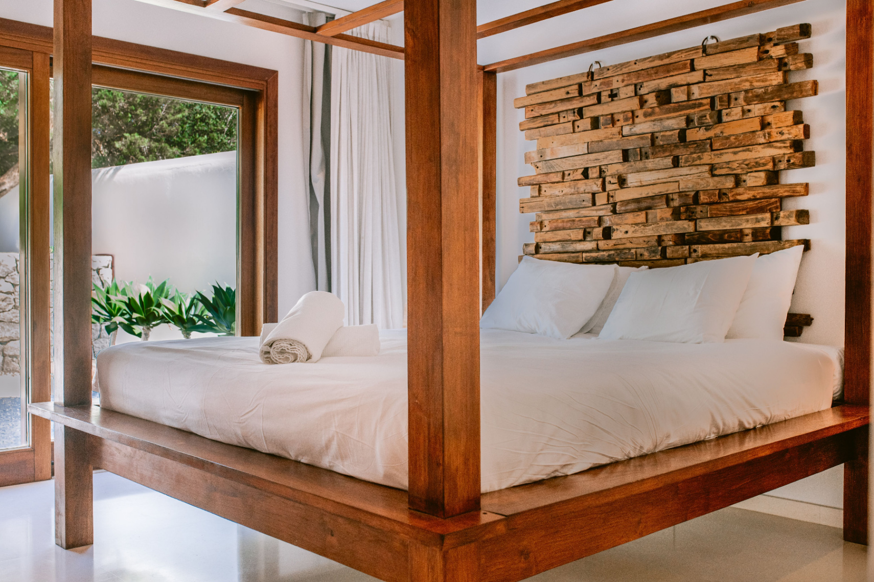 Exclusiva residencia en Cala Carbó con vistas infinitas al mar y un impresionante jardín 