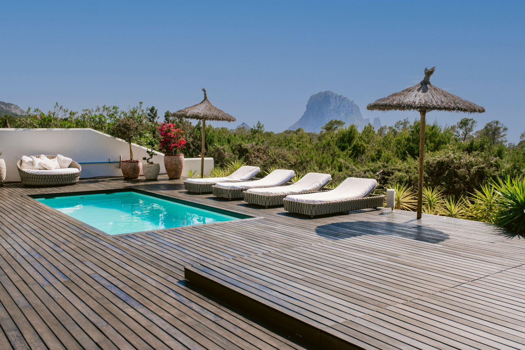Exclusiva residencia en Cala Carbó con vistas infinitas al mar y un impresionante jardín 