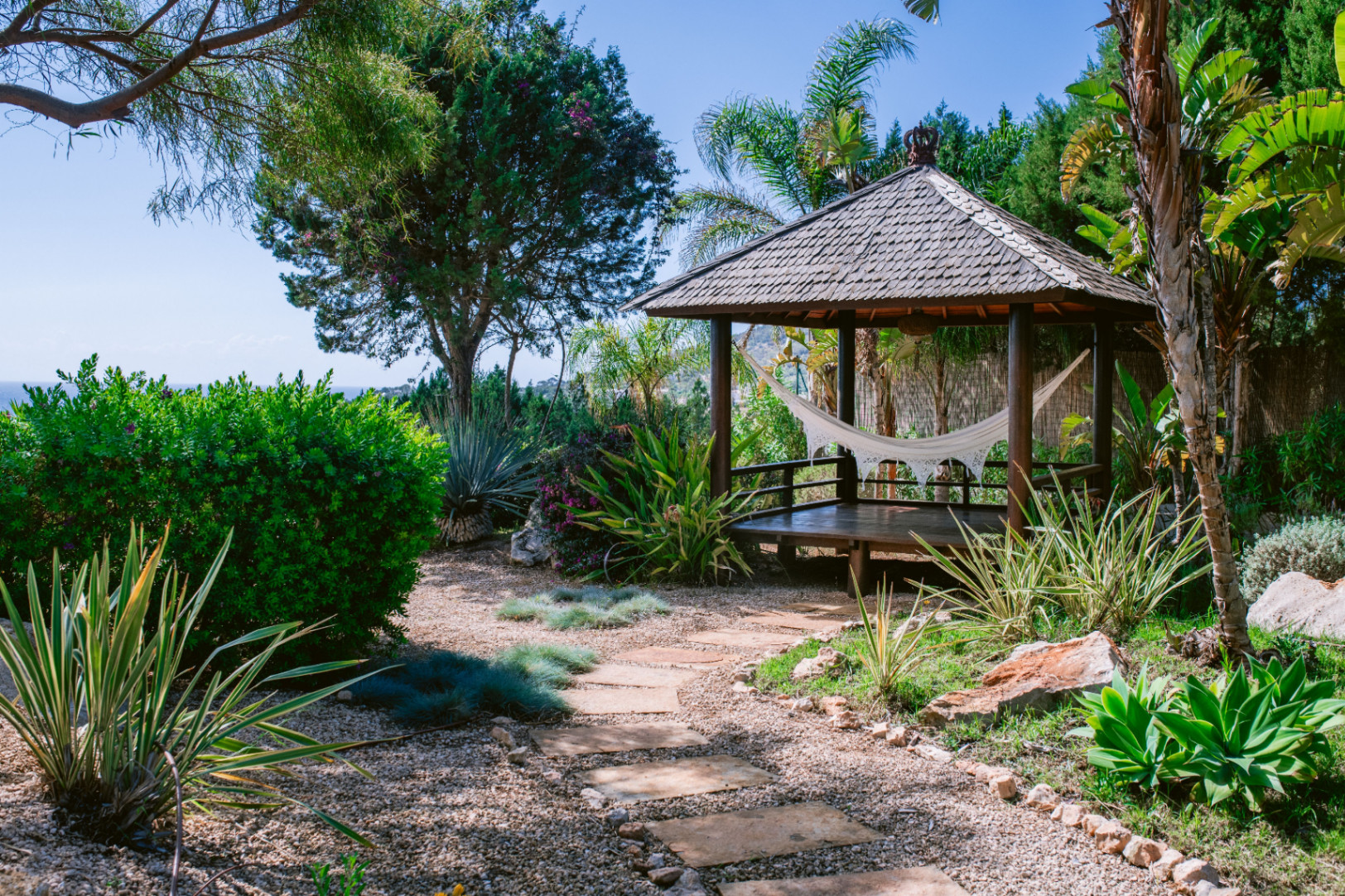 Exclusiva residencia en Cala Carbó con vistas infinitas al mar y un impresionante jardín 