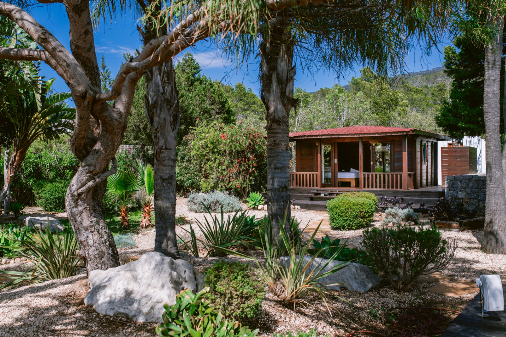 Exclusiva residencia en Cala Carbó con vistas infinitas al mar y un impresionante jardín 