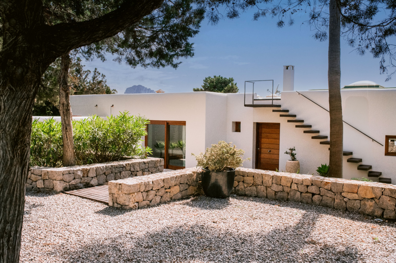Exclusiva residencia en Cala Carbó con vistas infinitas al mar y un impresionante jardín 