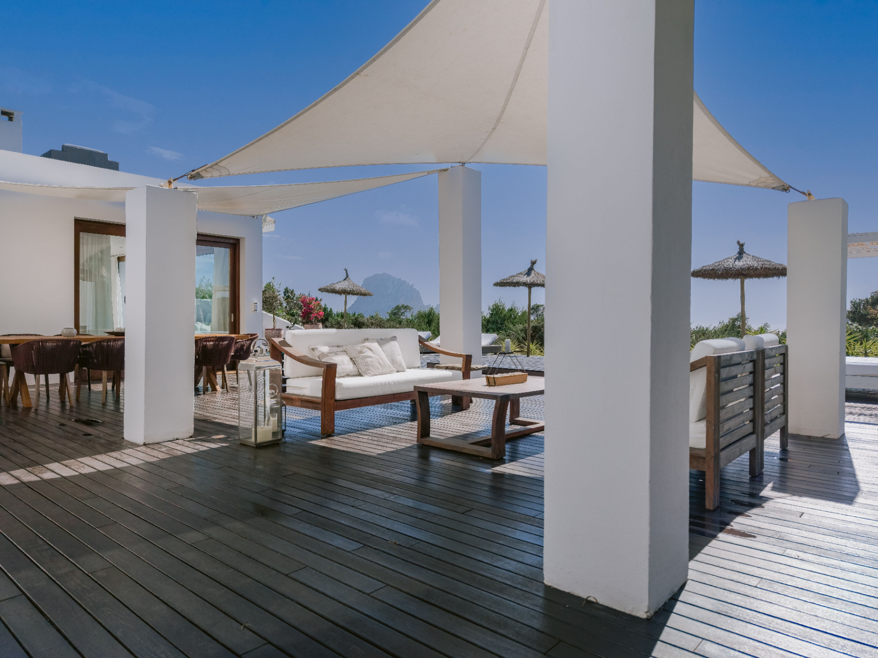 Exclusiva residencia en Cala Carbó con vistas infinitas al mar y un impresionante jardín 