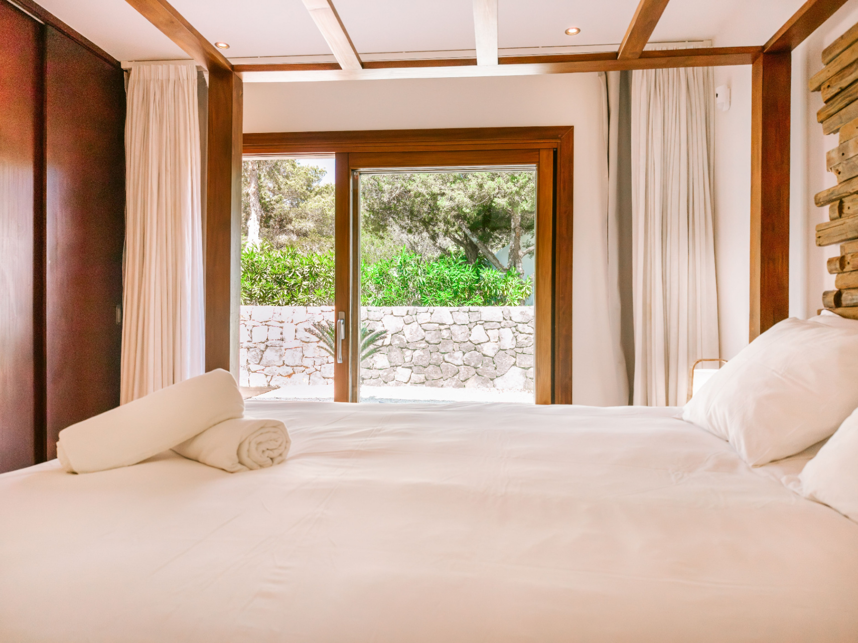 Exclusiva residencia en Cala Carbó con vistas infinitas al mar y un impresionante jardín 