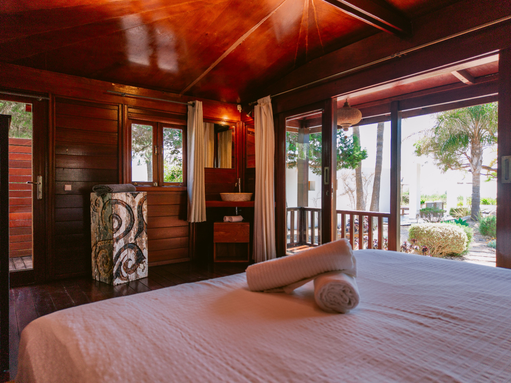 Exclusiva residencia en Cala Carbó con vistas infinitas al mar y un impresionante jardín 