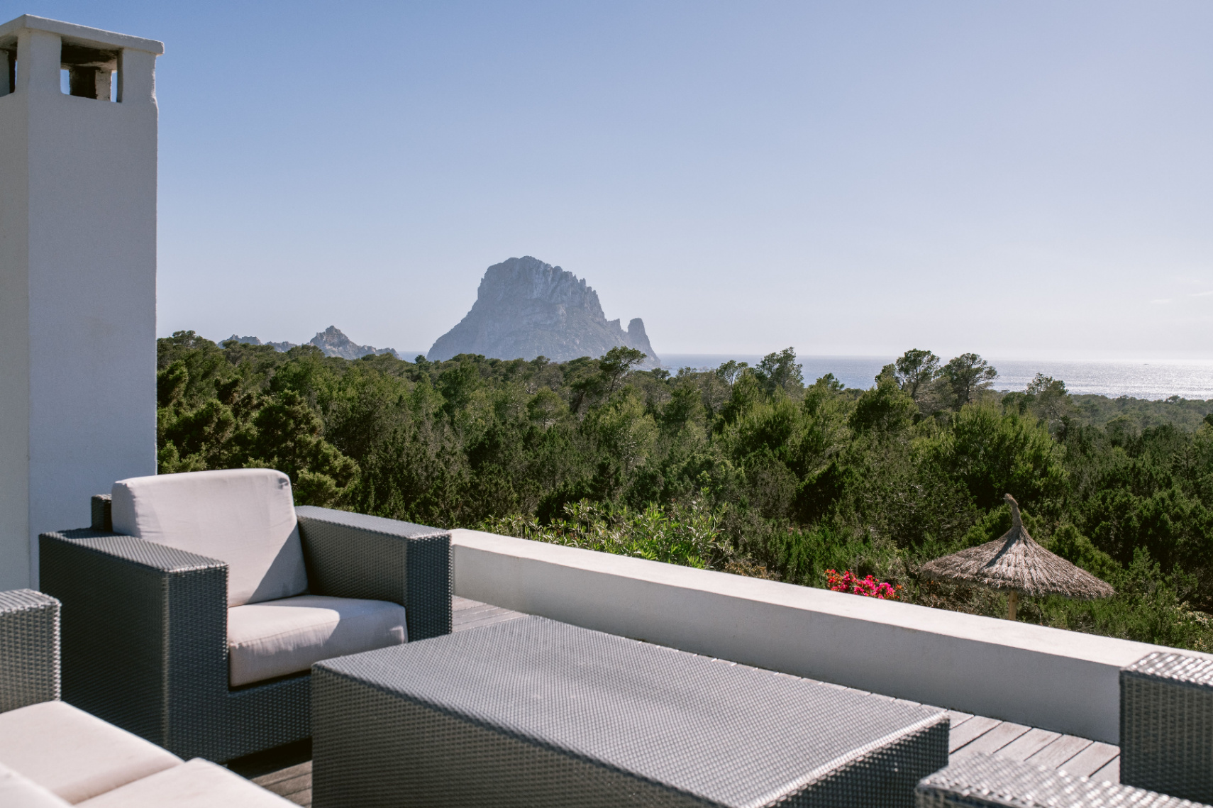 Exclusiva residencia en Cala Carbó con vistas infinitas al mar y un impresionante jardín 