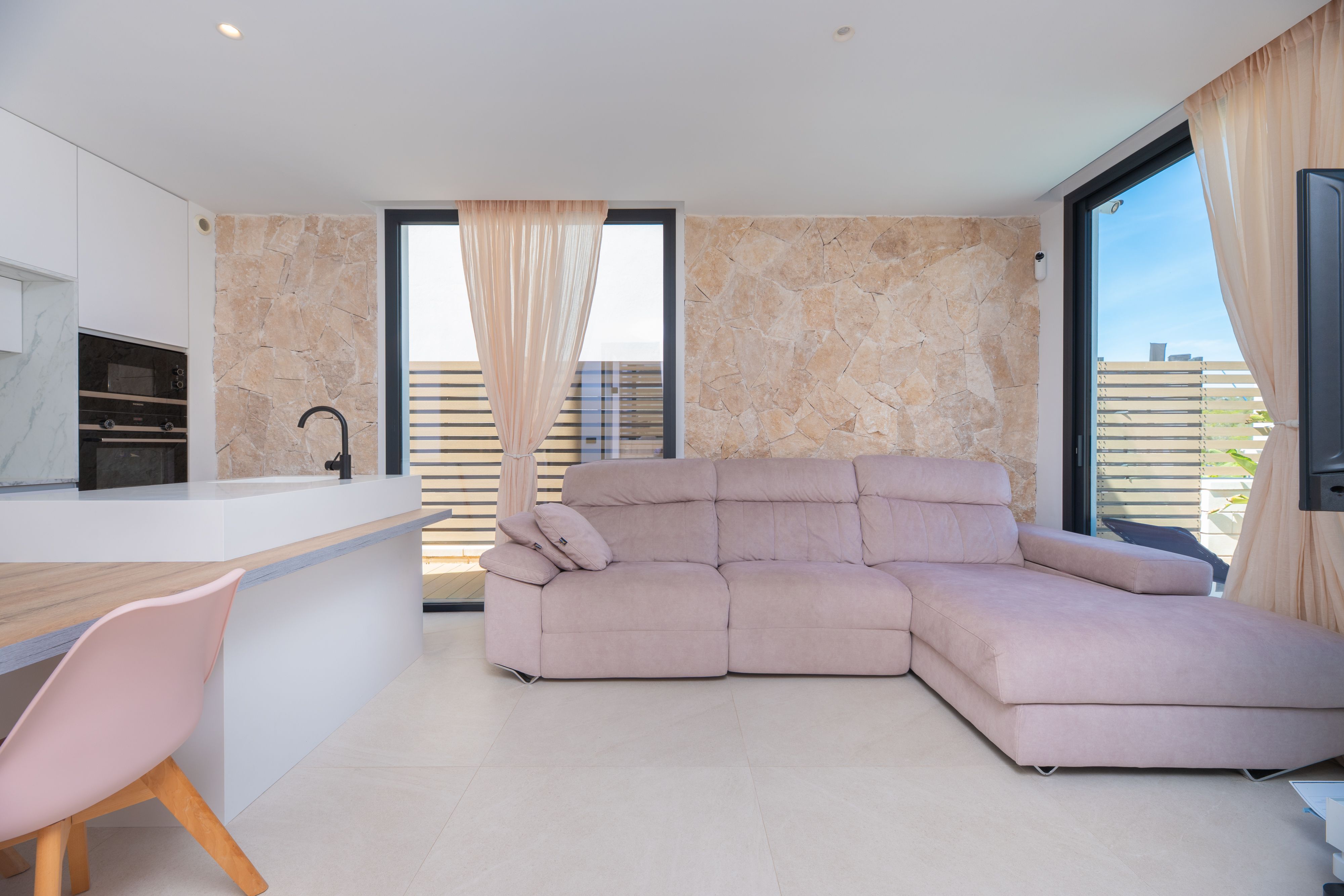 Lujosa casa cerca de Cala Tarida con azotea, piscina privada y vistas al Mediterráneo
