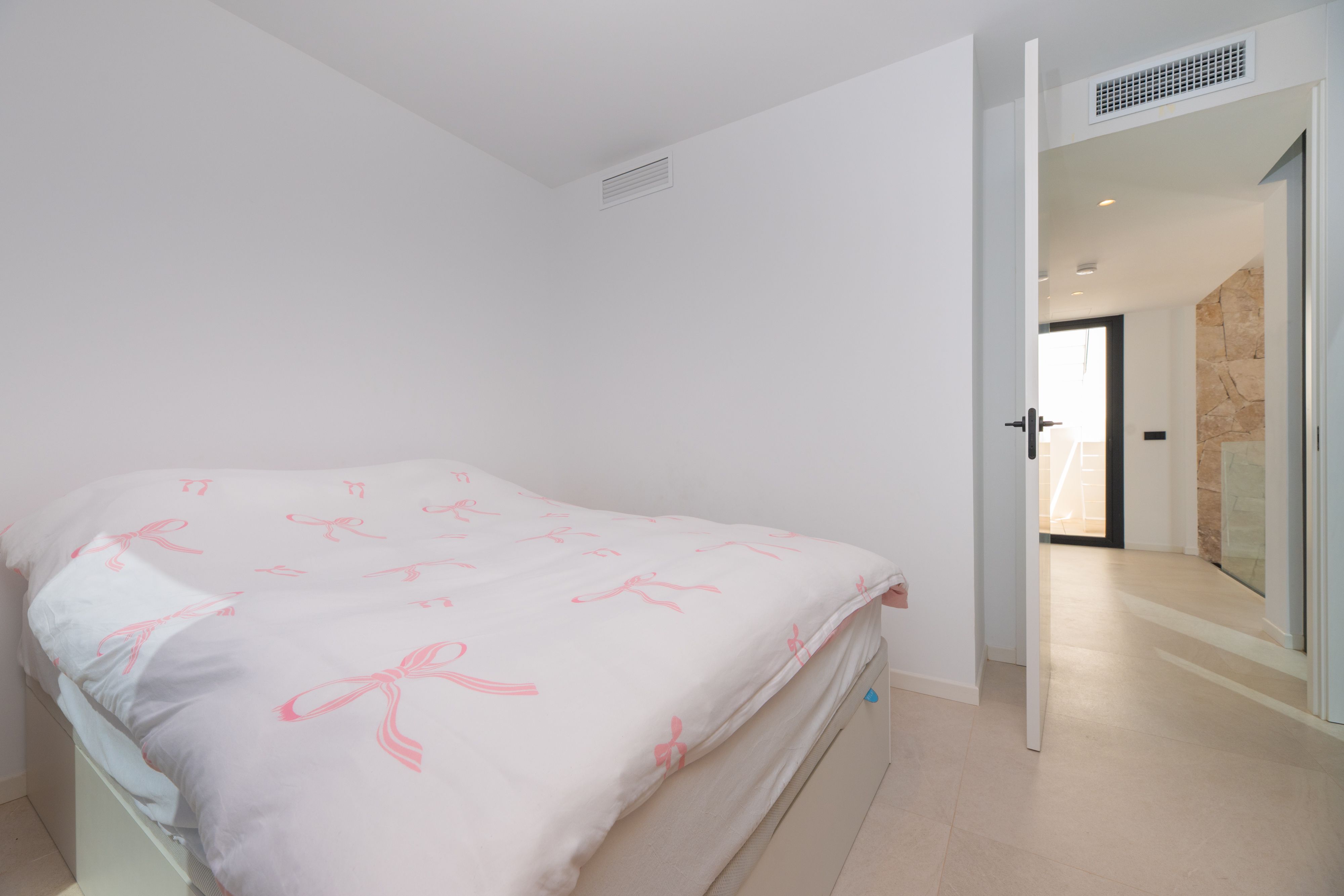 Lujosa casa cerca de Cala Tarida con azotea, piscina privada y vistas al Mediterráneo