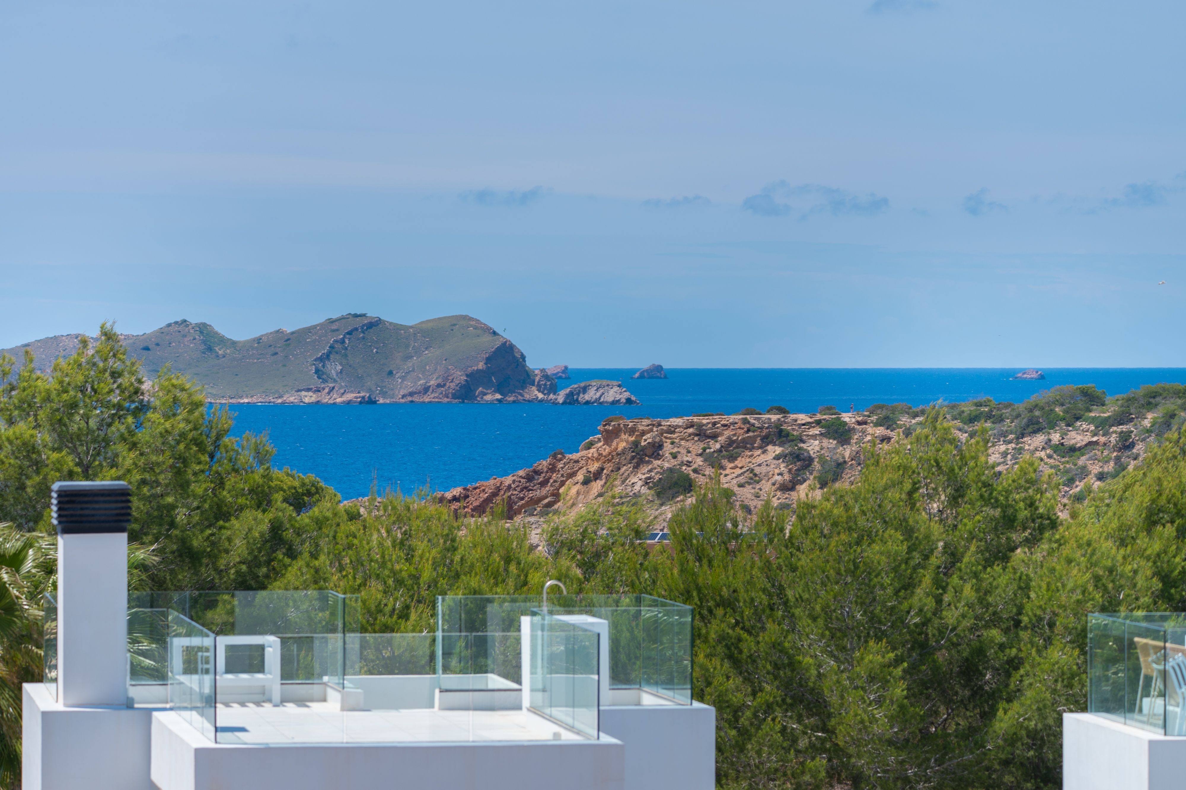 Lujosa casa cerca de Cala Tarida con azotea, piscina privada y vistas al Mediterráneo