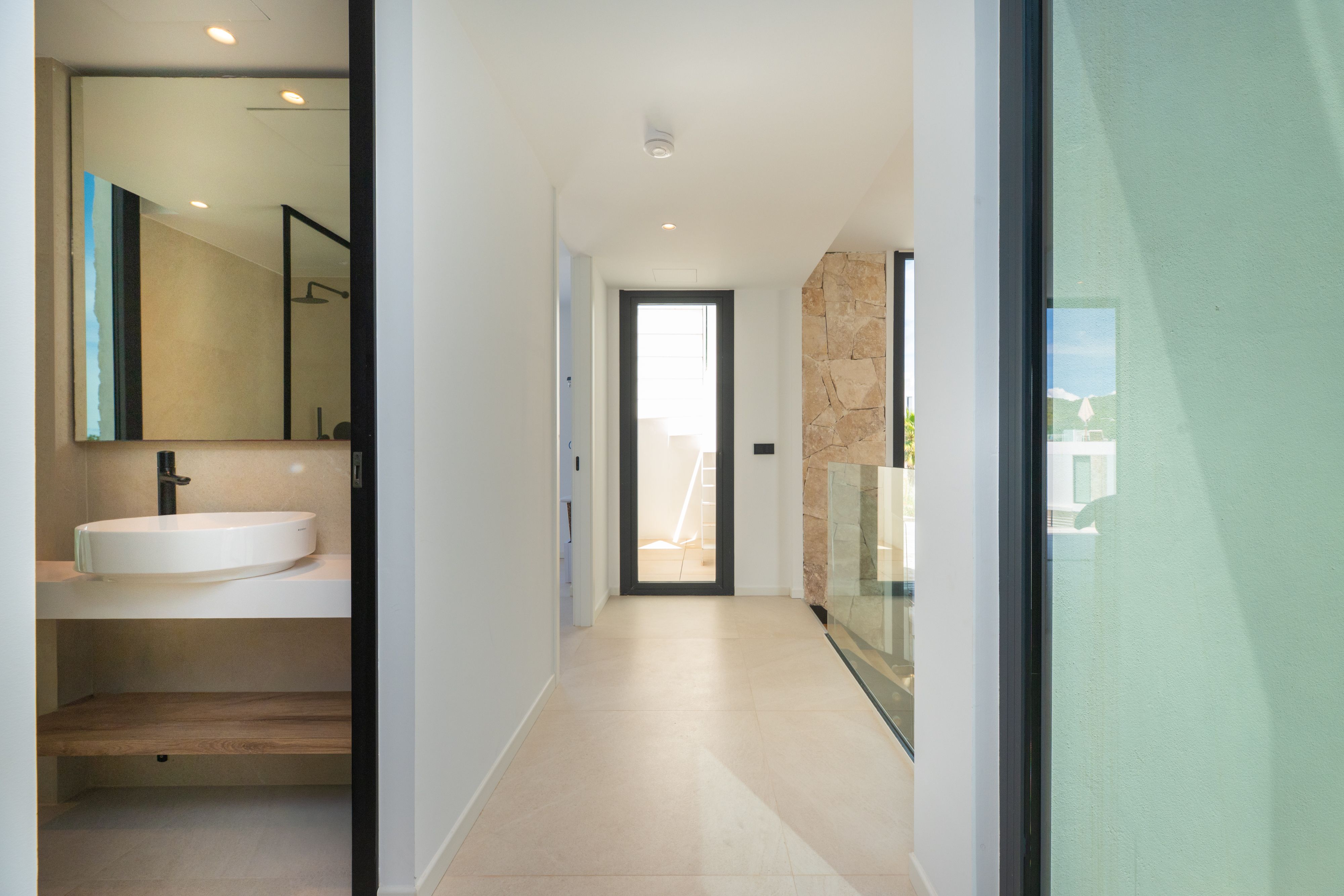 Lujosa casa cerca de Cala Tarida con azotea, piscina privada y vistas al Mediterráneo