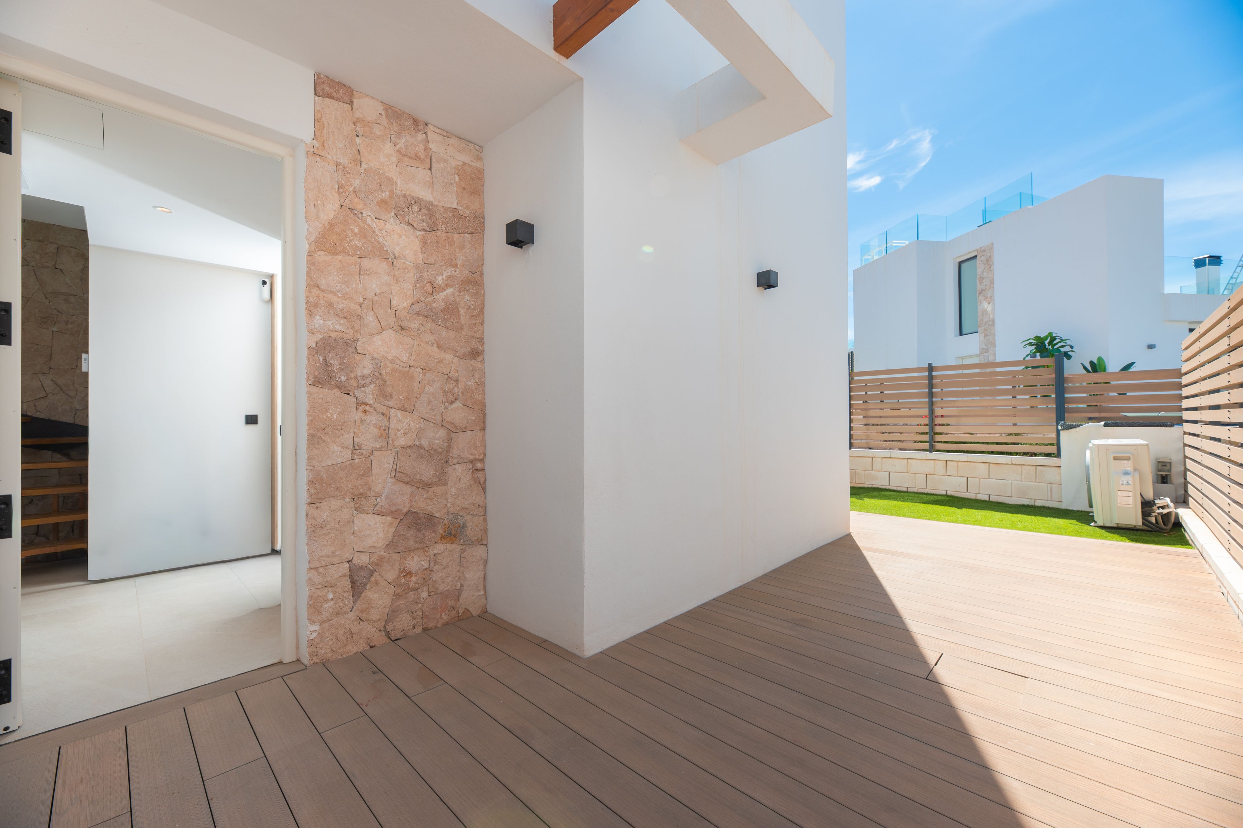 Lujosa casa cerca de Cala Tarida con azotea, piscina privada y vistas al Mediterráneo