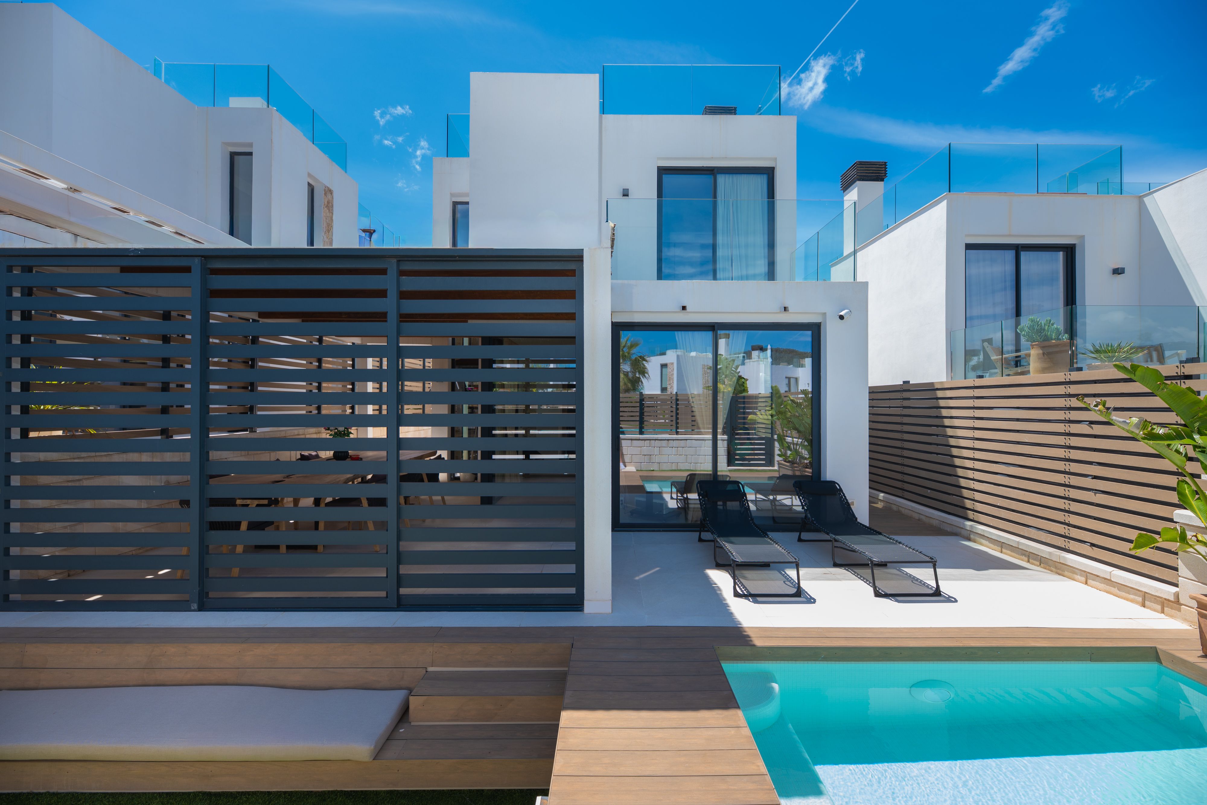 Lujosa casa cerca de Cala Tarida con azotea, piscina privada y vistas al Mediterráneo
