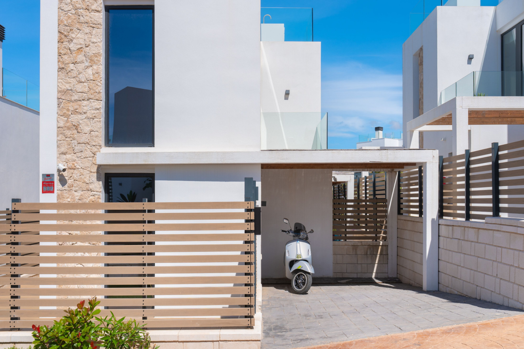 Lujosa casa cerca de Cala Tarida con azotea, piscina privada y vistas al Mediterráneo