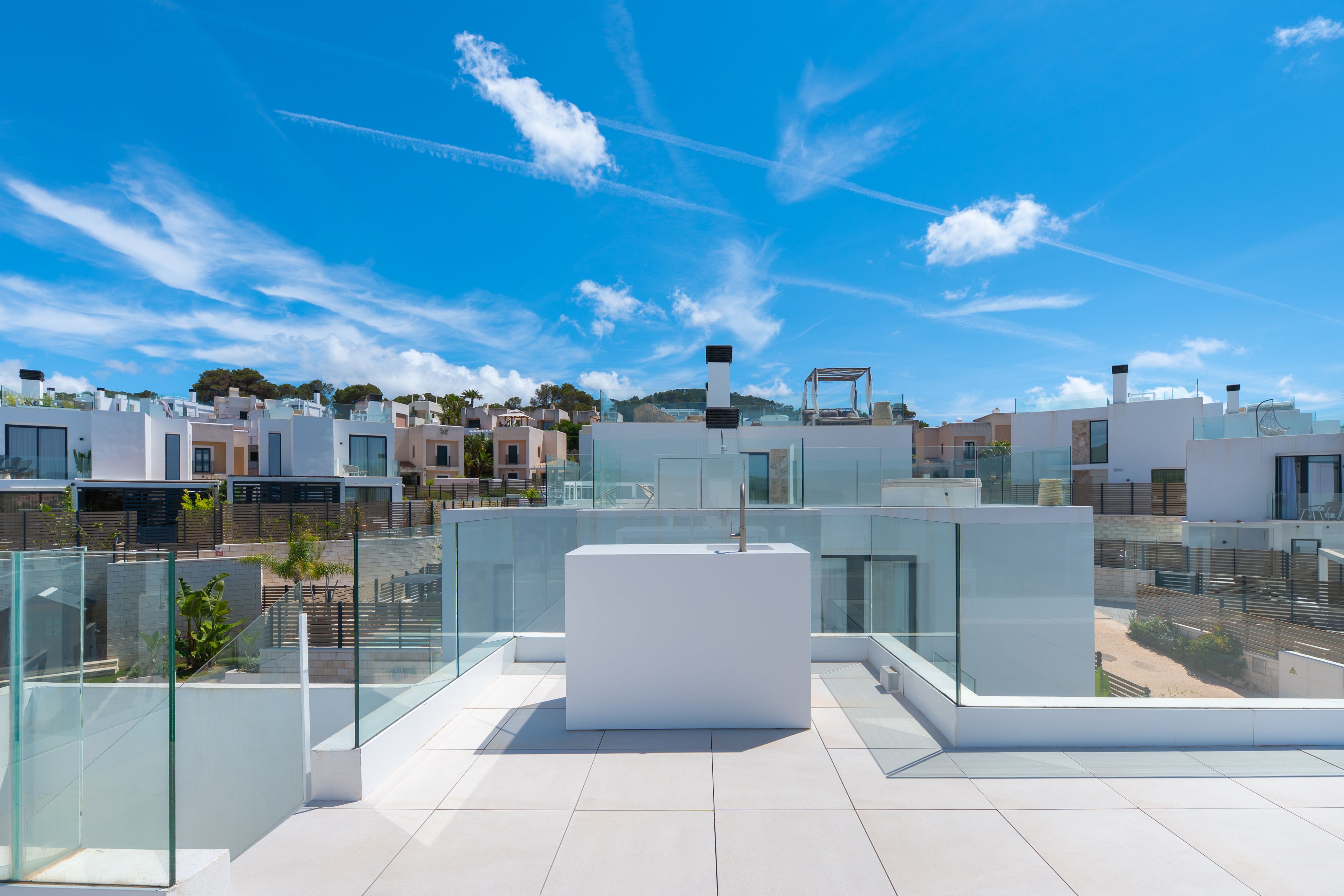 Lujosa casa cerca de Cala Tarida con azotea, piscina privada y vistas al Mediterráneo