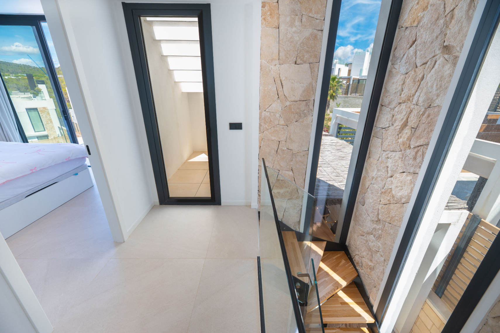 Lujosa casa cerca de Cala Tarida con azotea, piscina privada y vistas al Mediterráneo