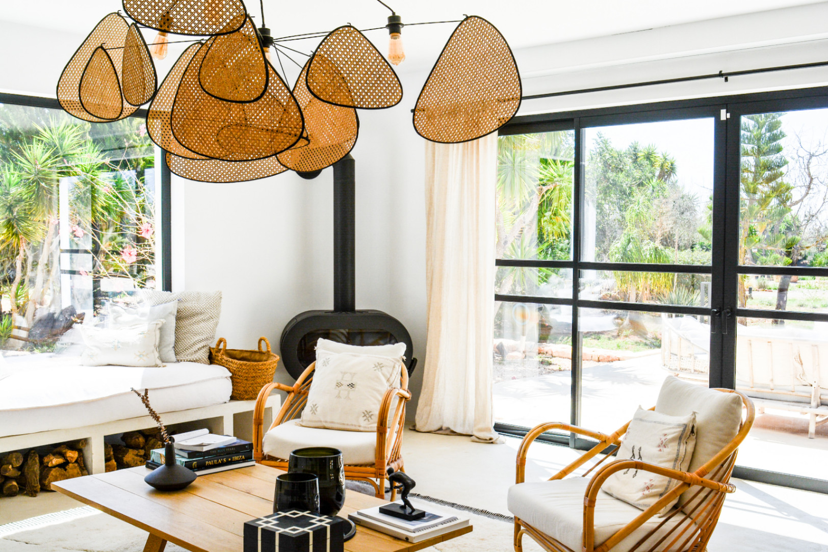 EXCLUSIEVE GERENOVEERDE WONING MET ZWEMBAD EN GROTE PERCEEL IN SAN JORDI