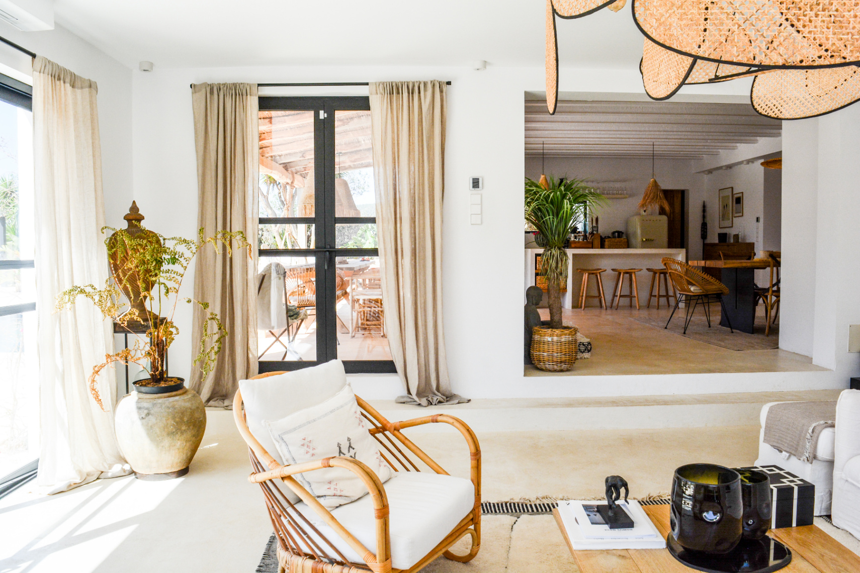 EXCLUSIEVE GERENOVEERDE WONING MET ZWEMBAD EN GROTE PERCEEL IN SAN JORDI